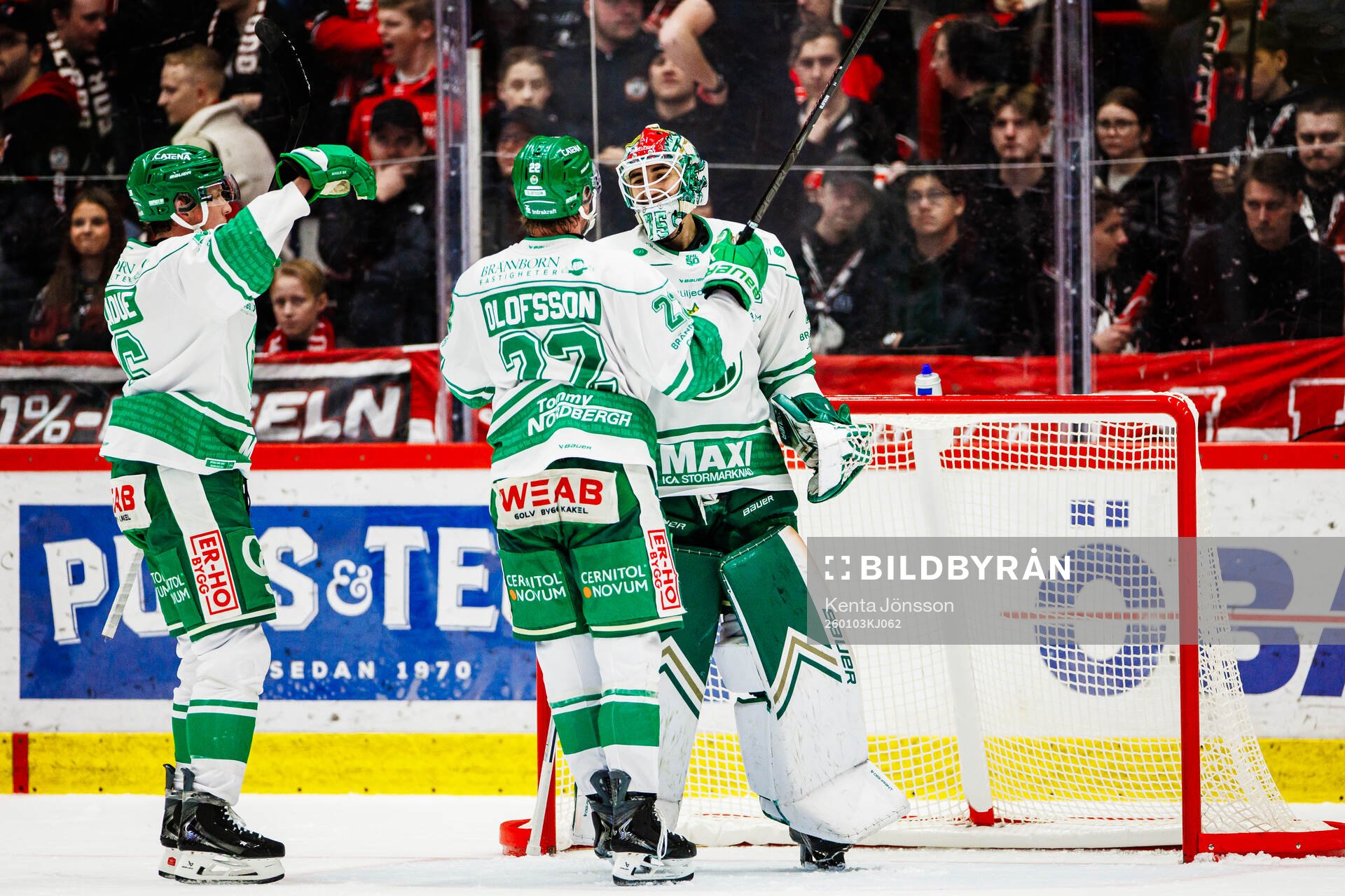 Rögles målvakt Arvid Holm jublar med Fredrik Olofsson