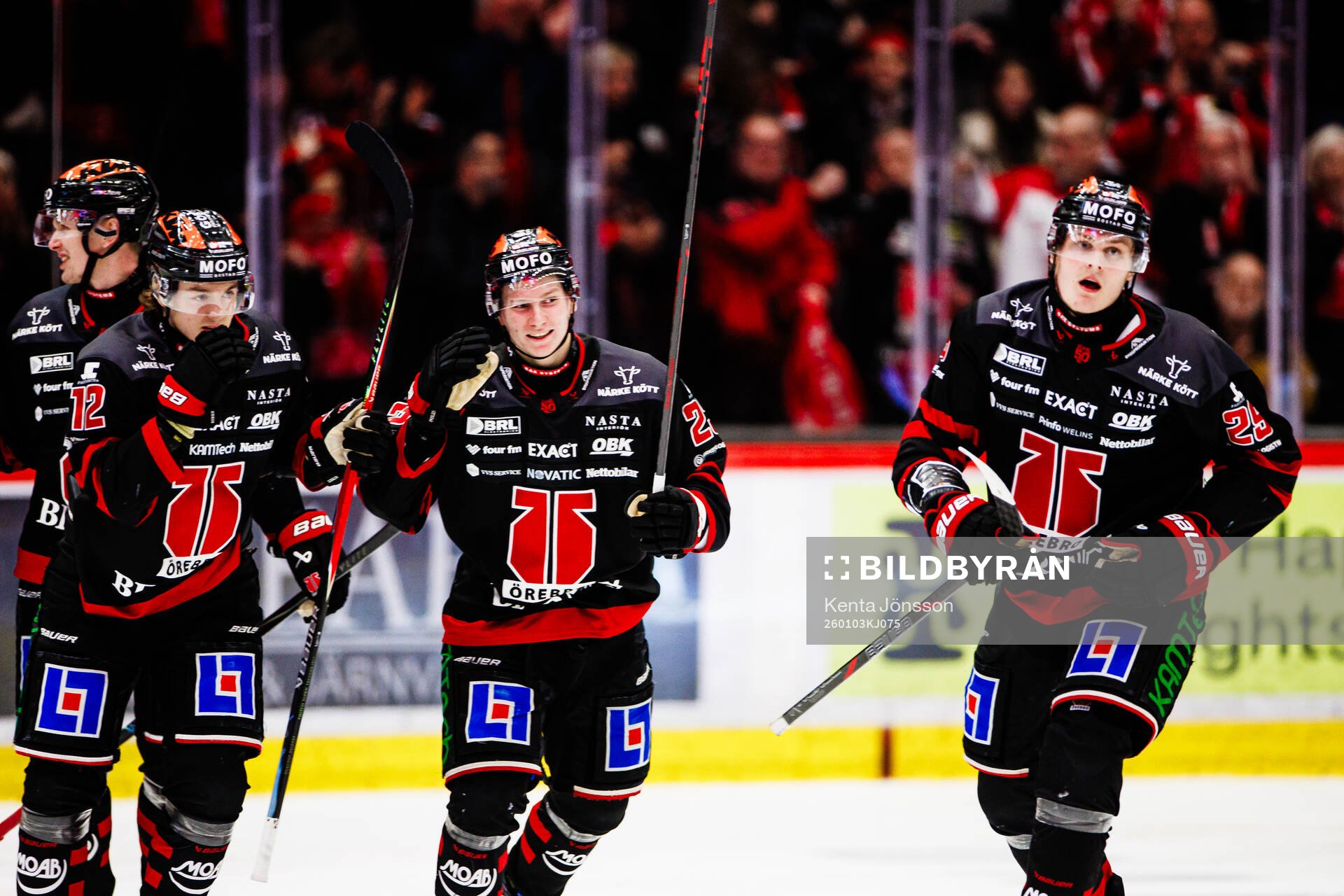 Örebros Milton Oscarson jublar med Egor Polin och Noah