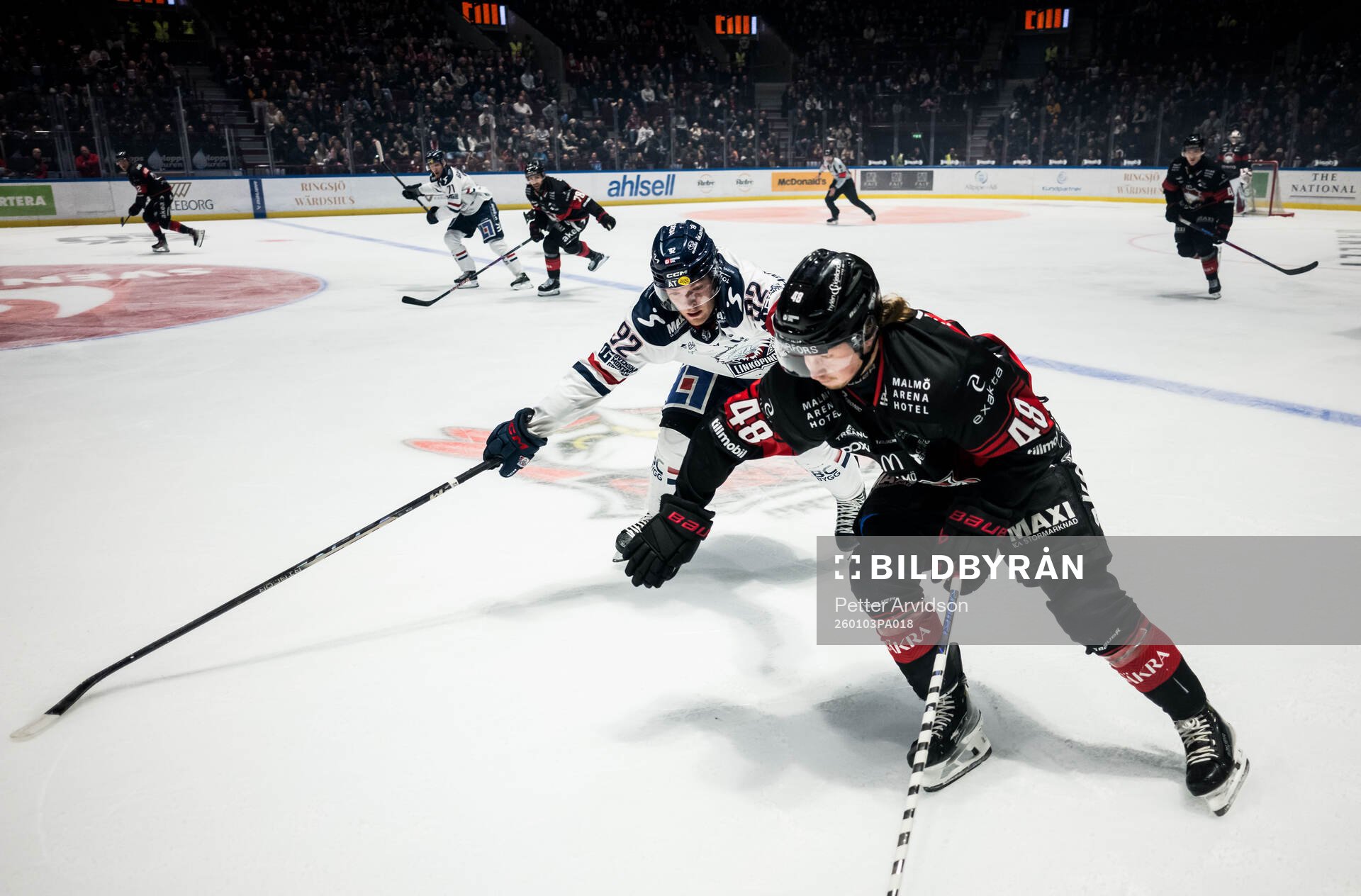 Linköpings Zion Nybeck och Malmö Redhawks Lauri Pajuniemi
