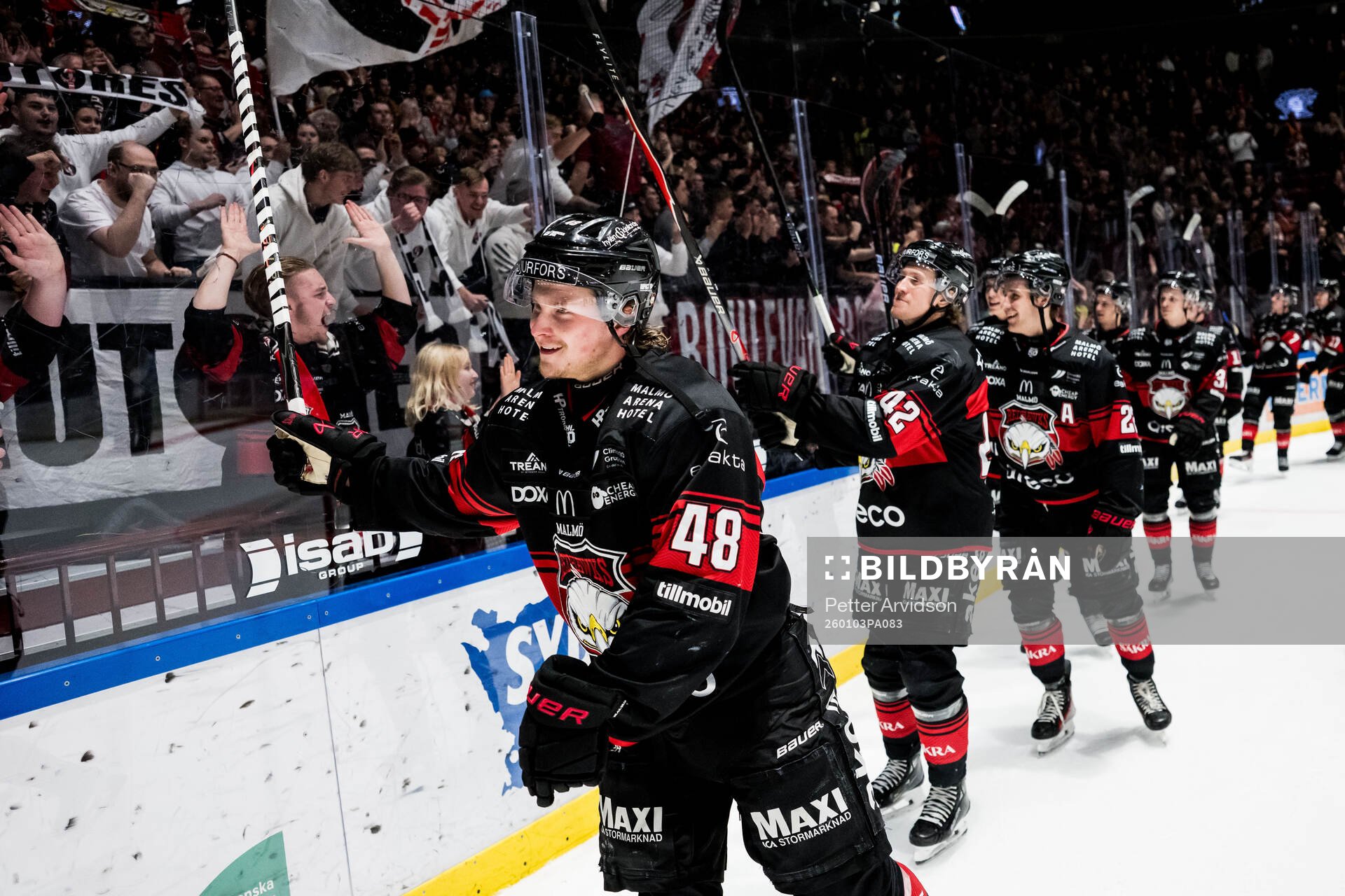 Malmö Redhawks Lauri Pajuniemi och Robin Salo jublar