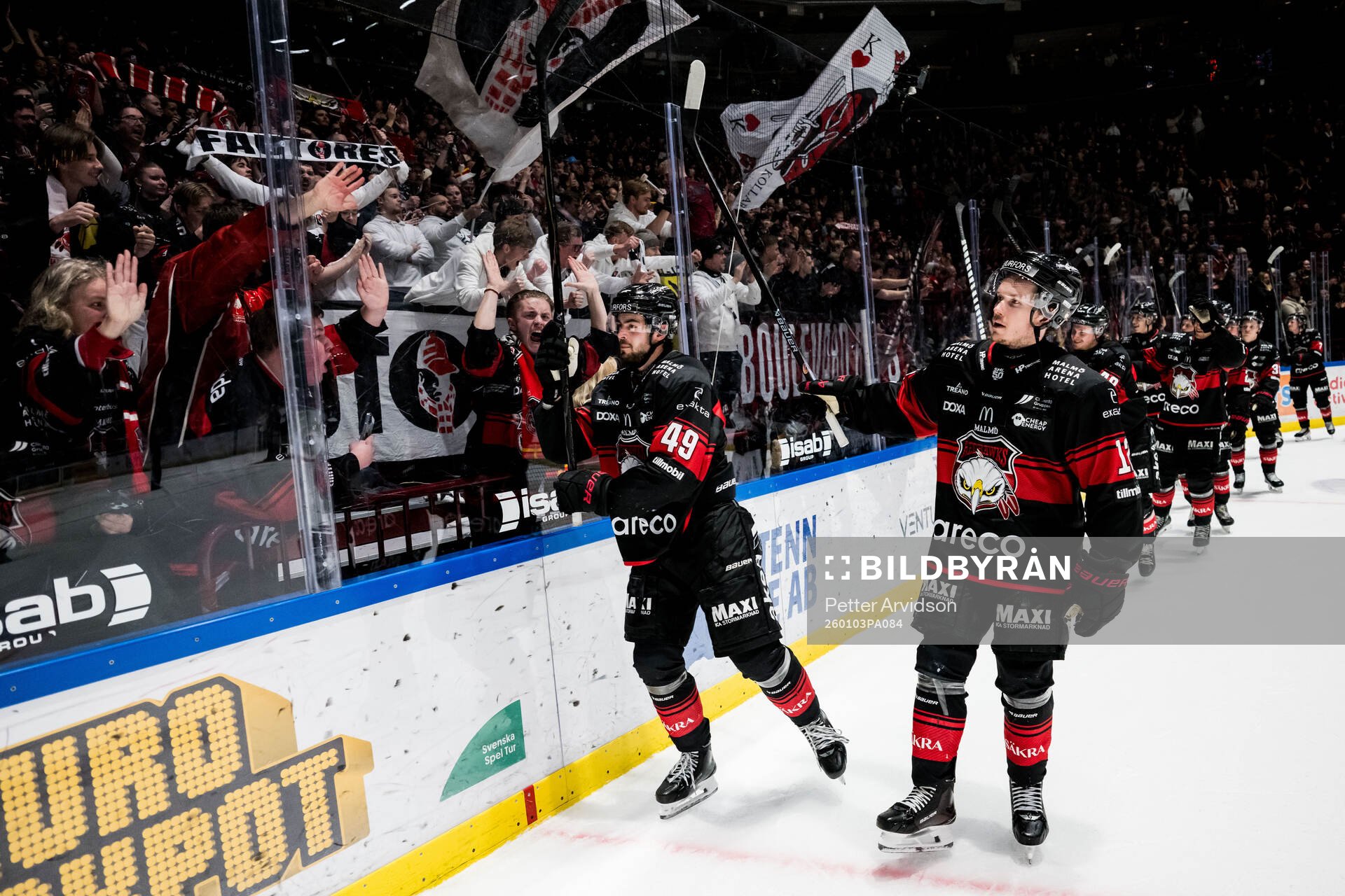 Malmö Redhawks Seth Barton och Linus Öberg jublar