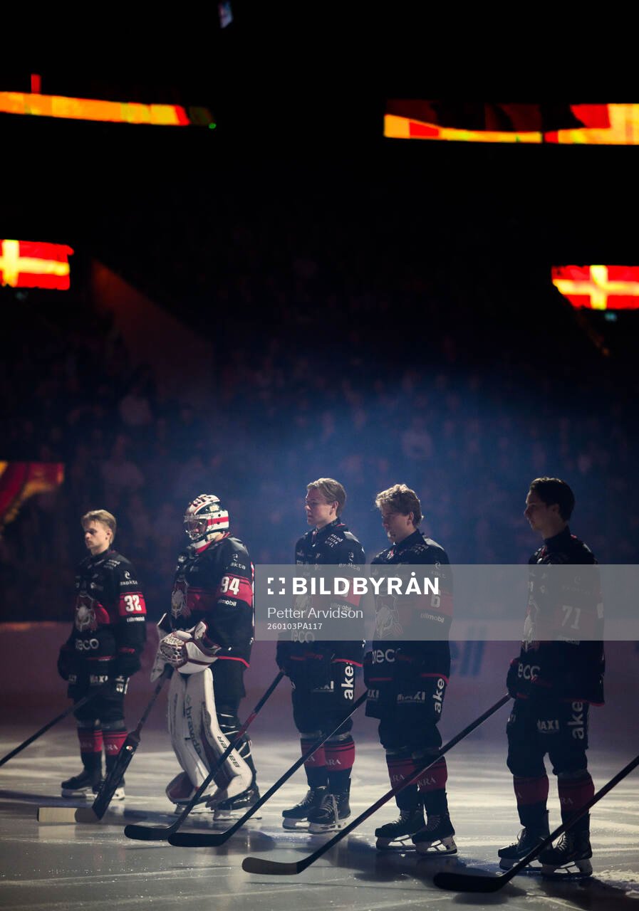 Malmö Redhawks Joona Ikonen, målvakt Marek Langhamer,