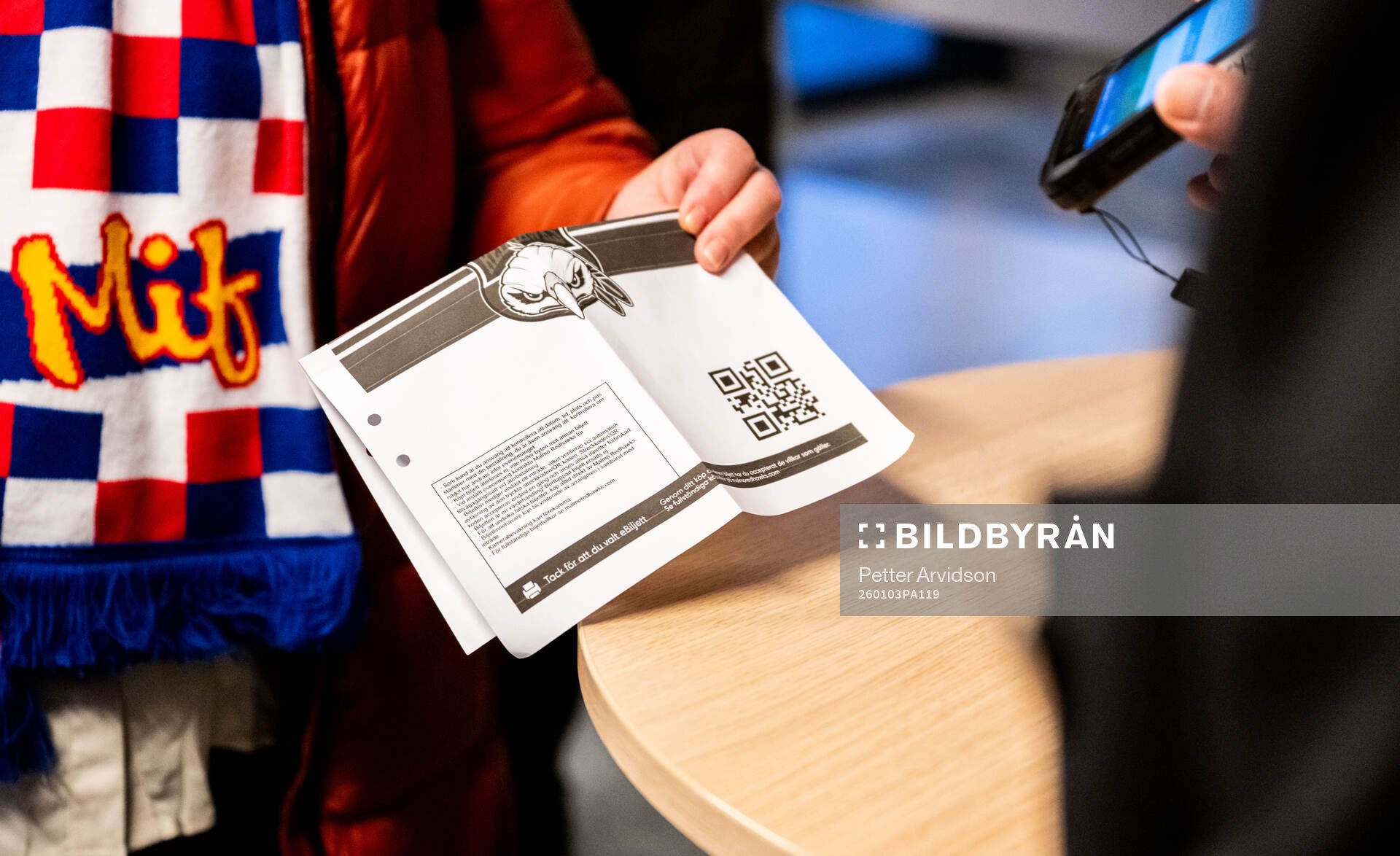 En analog biljett utskriven på papper scannas