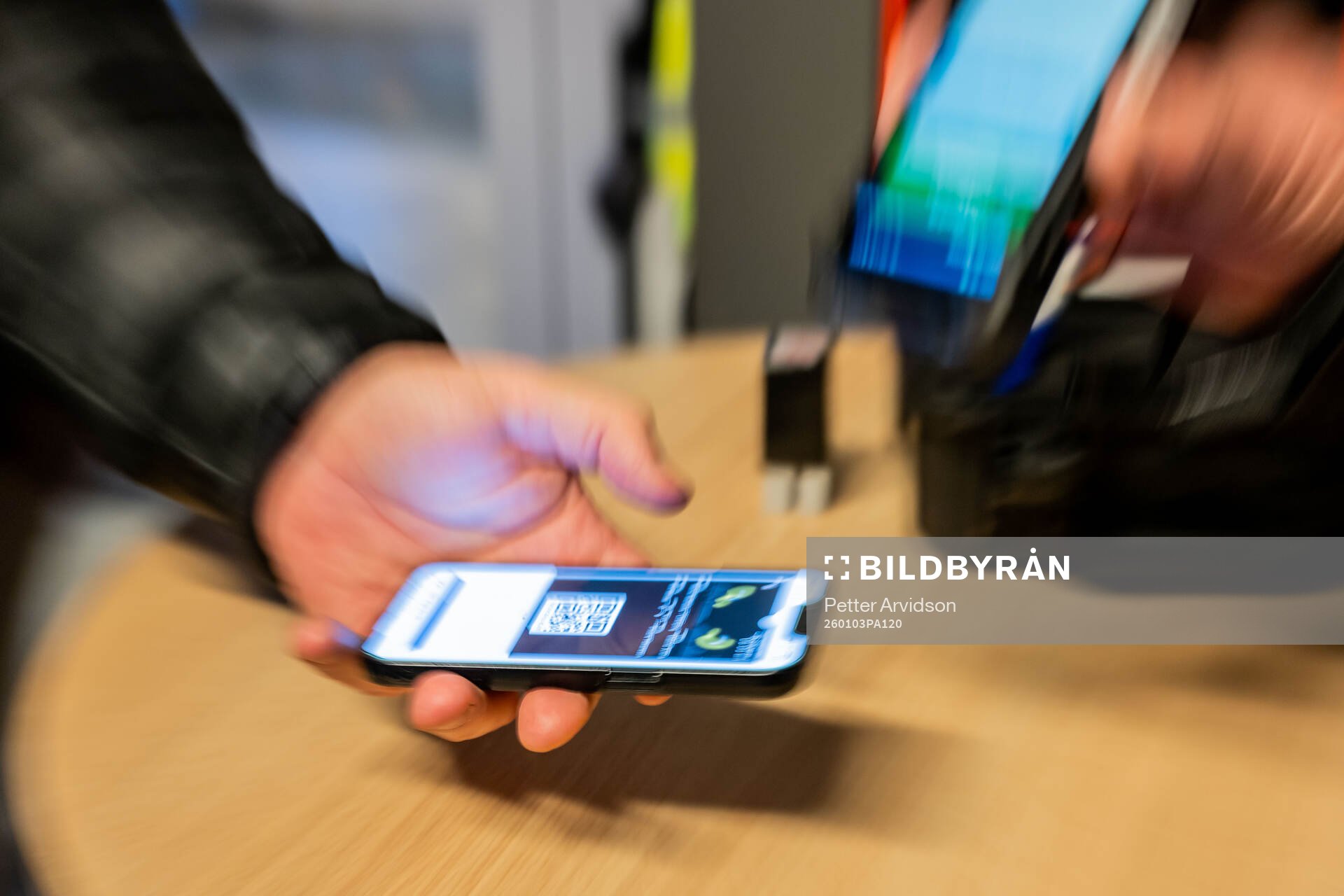 En digital biljett på en telefon scannas