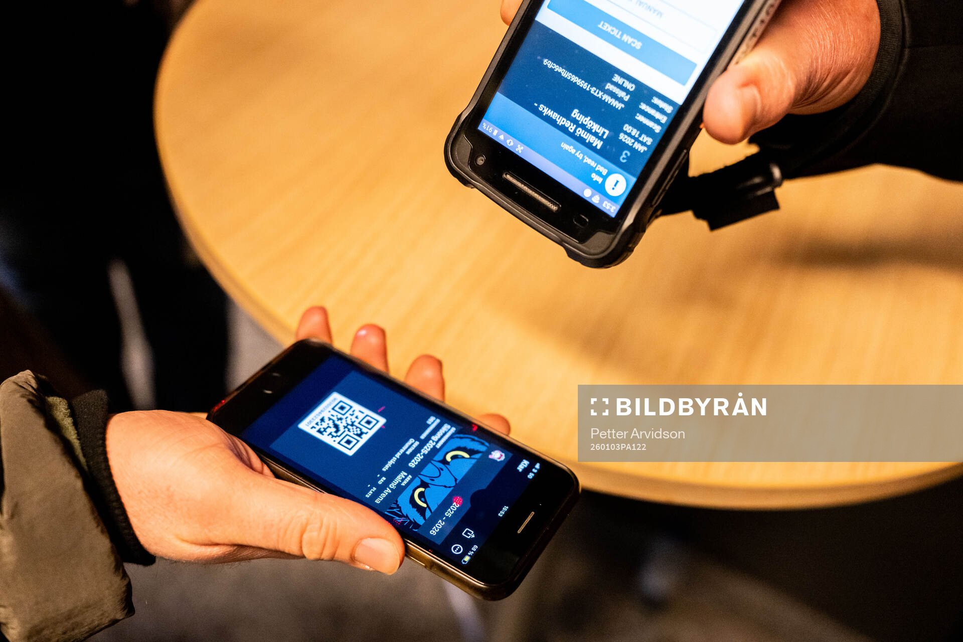 En digital biljett på en telefon scannas