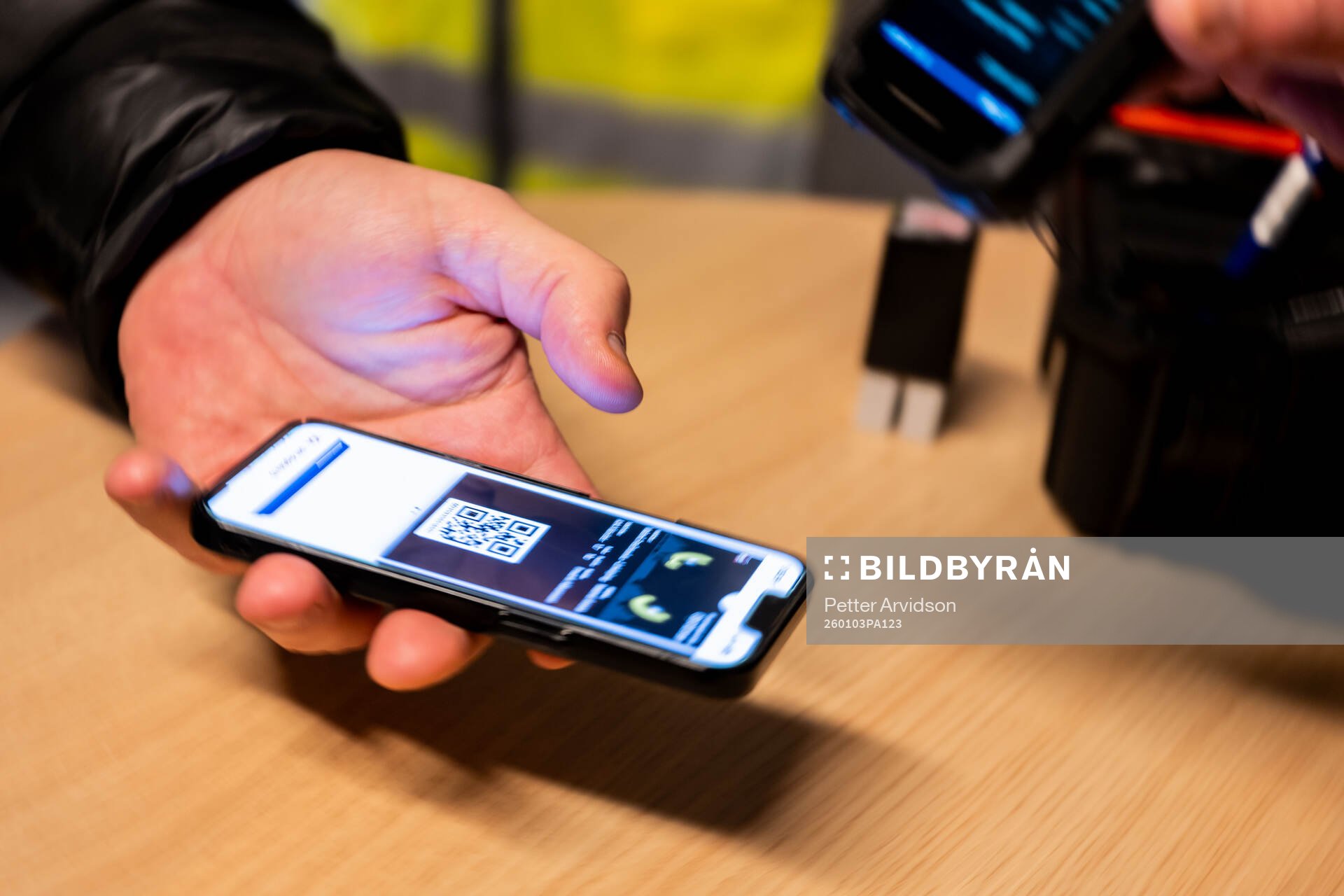 En digital biljett på en telefon scannas