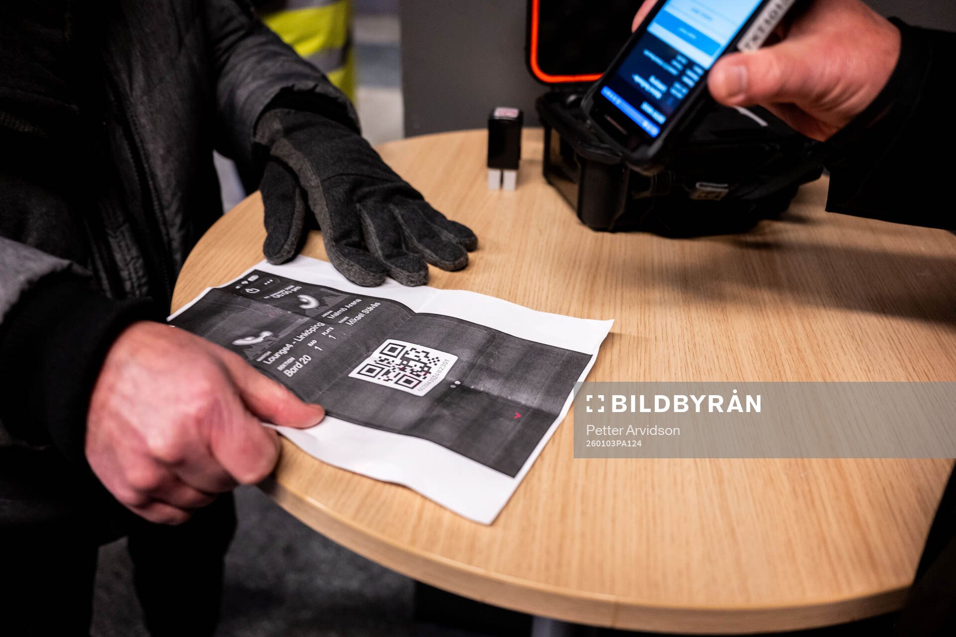 En analog biljett utskriven på papper scannas