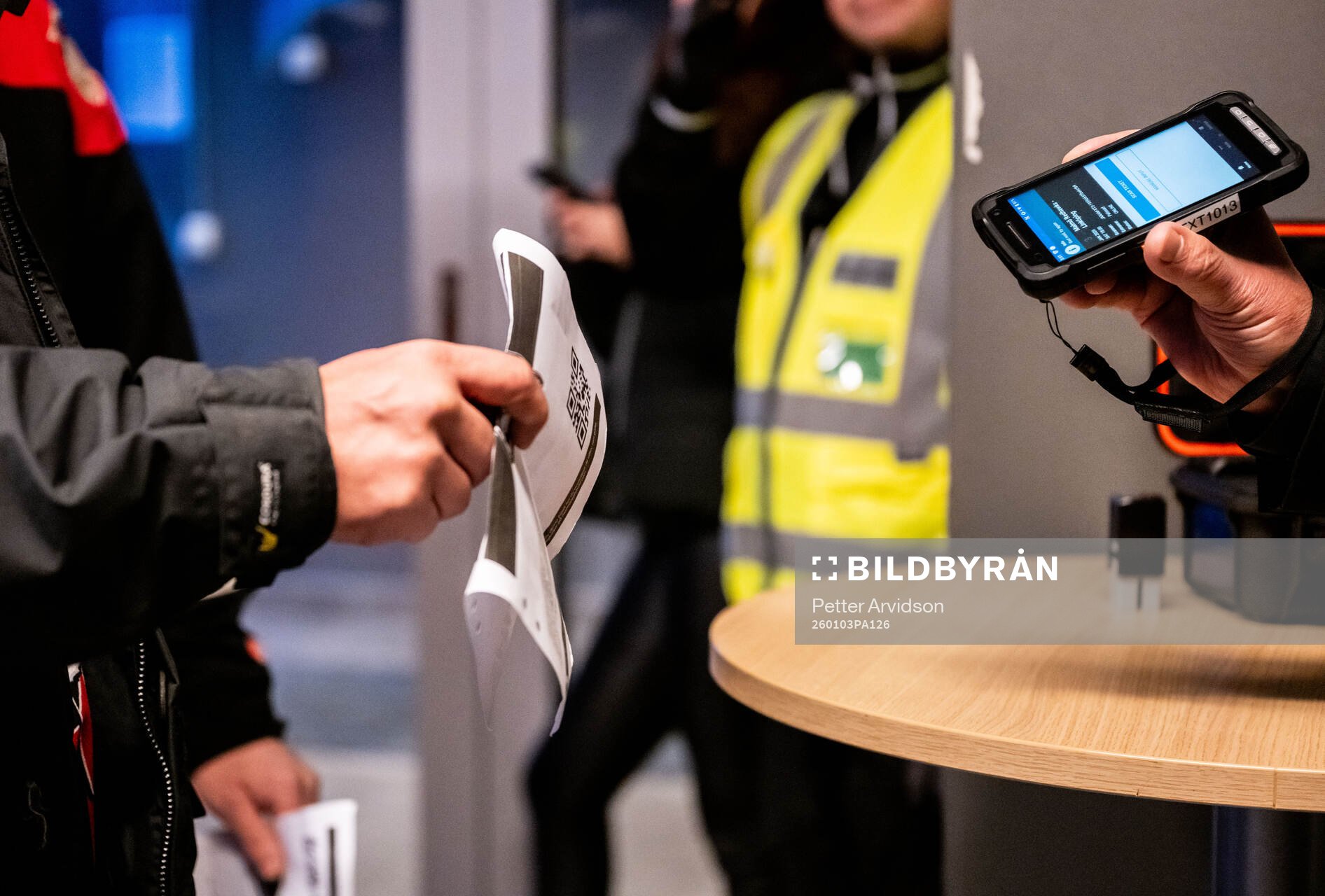 En analog biljett utskriven på papper scannas
