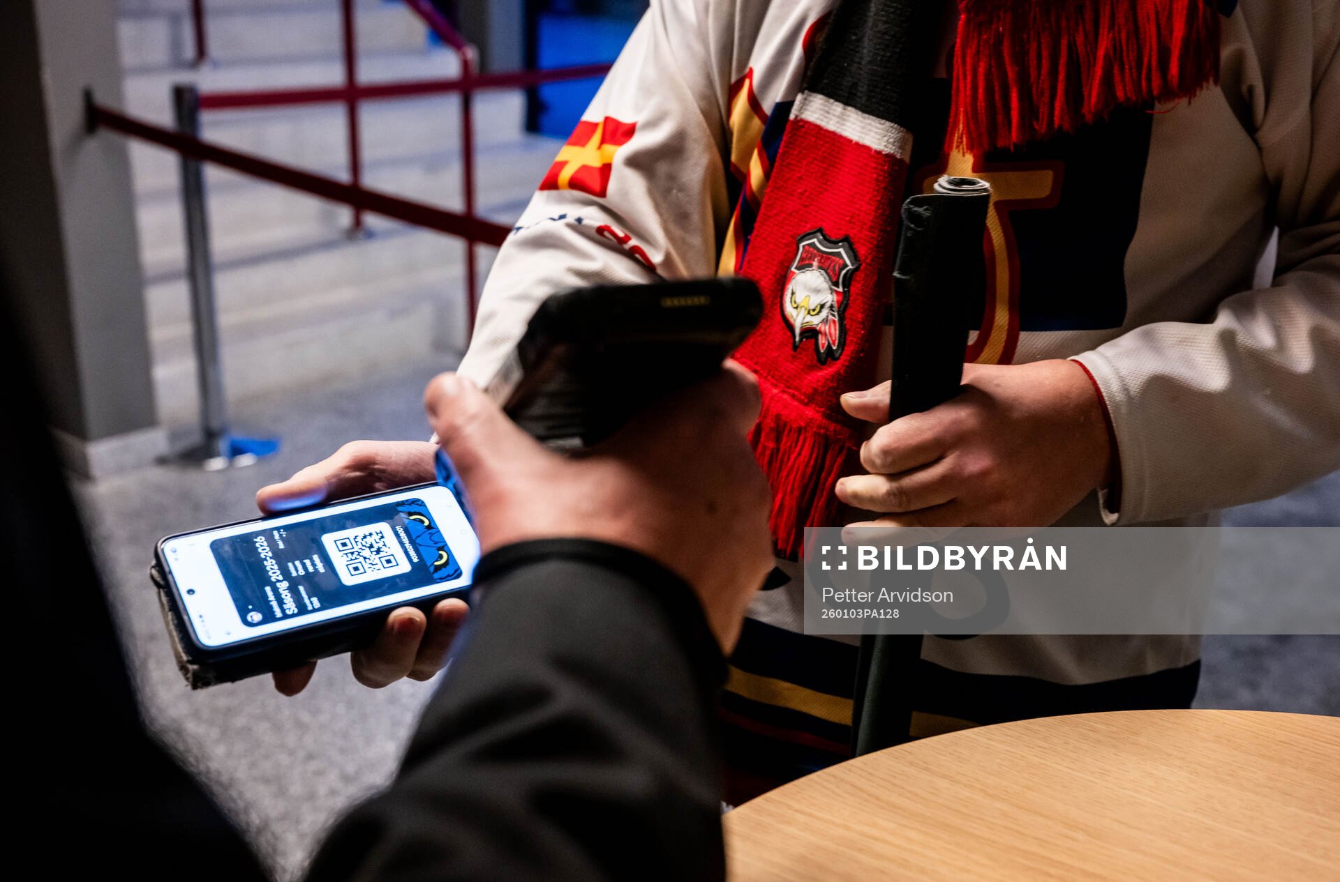 En digital biljett på en telefon scannas