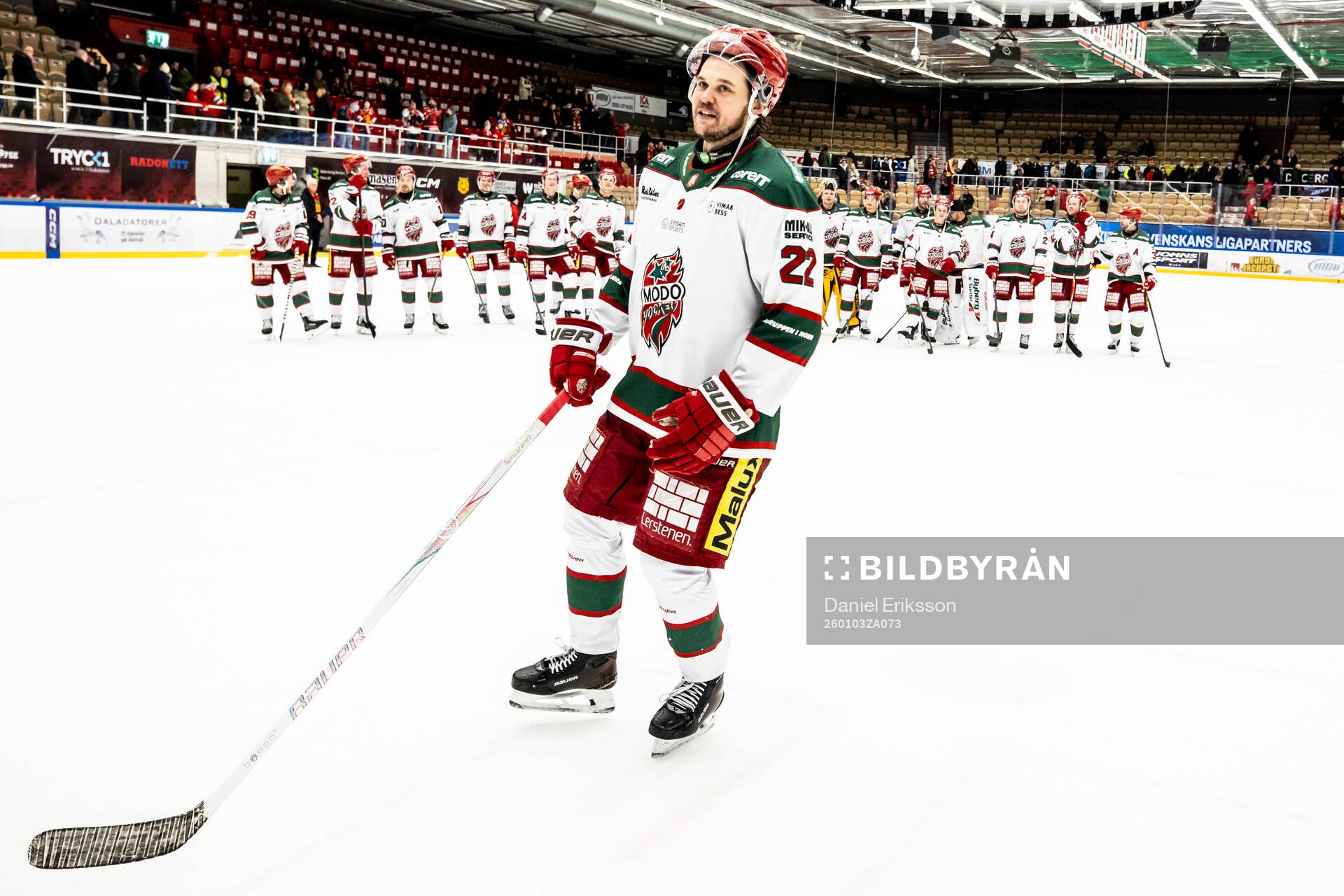 Modos Måns Carlsson jublar