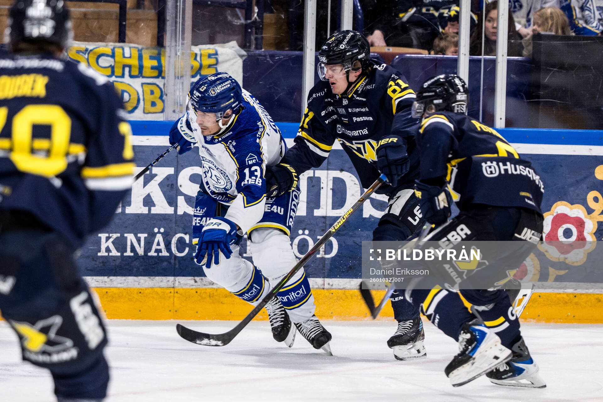 Leksands Jon Knuts och HV71s målvakt Felix Sandström