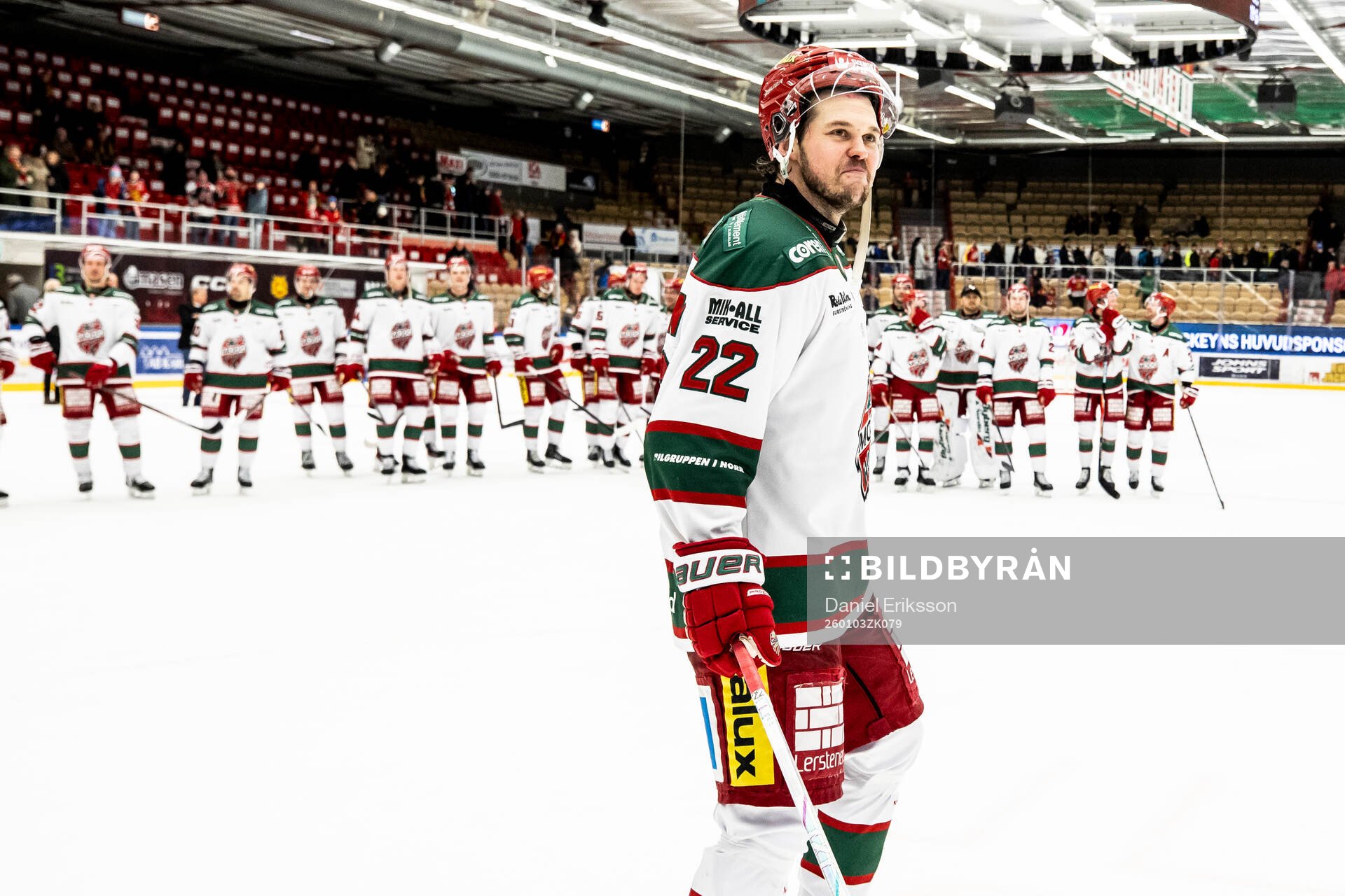 Modos Måns Carlsson jublar