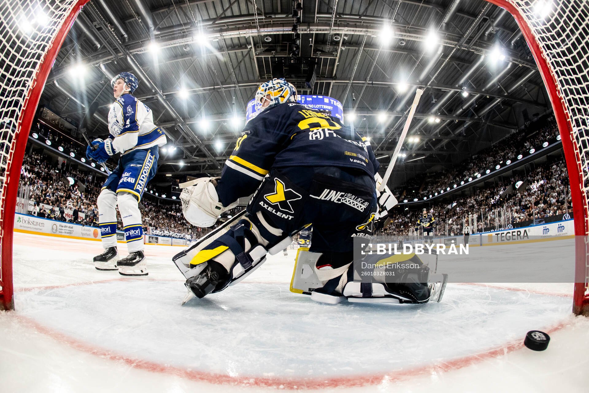 Leksands Tinus Luc Koblar gör 1-0 bakom HV71s målvakt