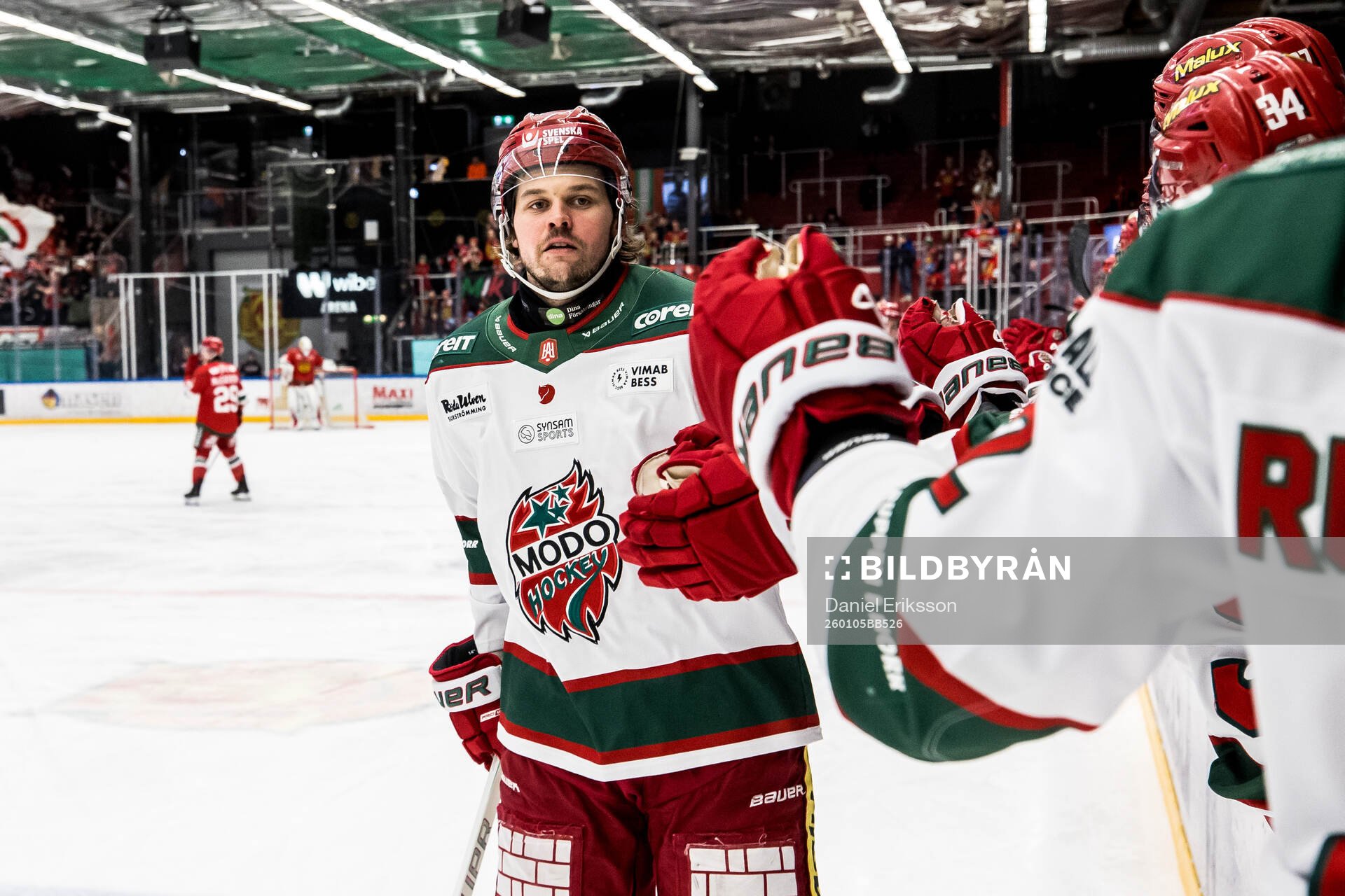 Modos Måns Carlsson jublar