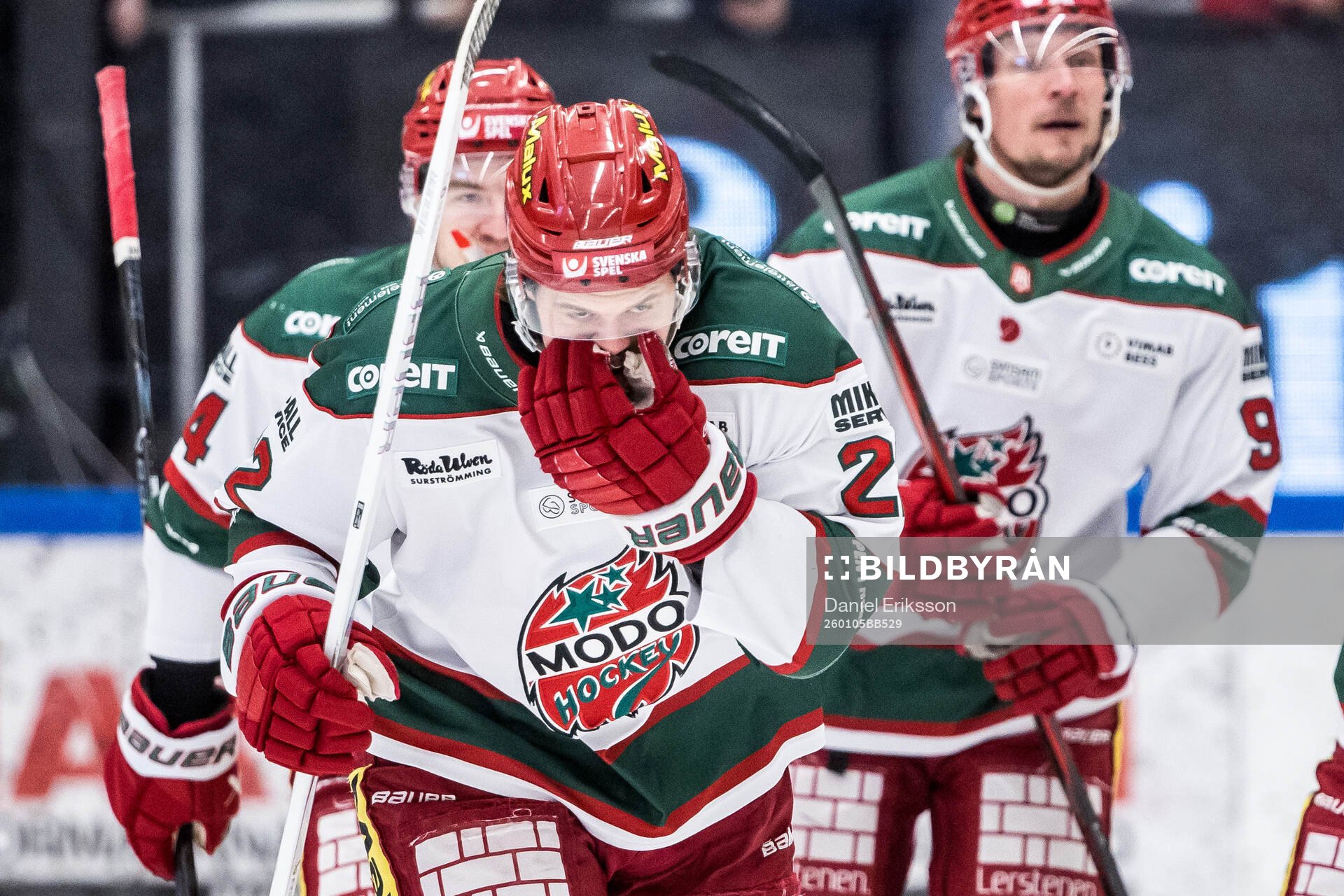 Modos Måns Carlsson jublar
