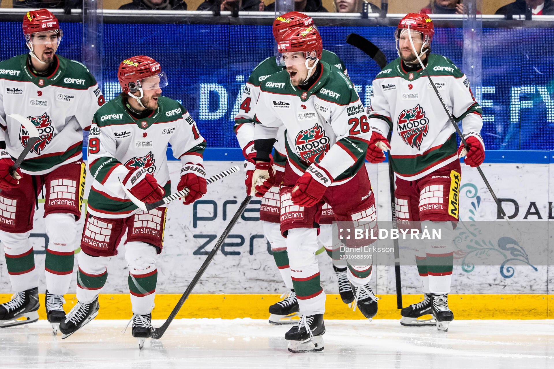 Modos Emil Larsson jublar