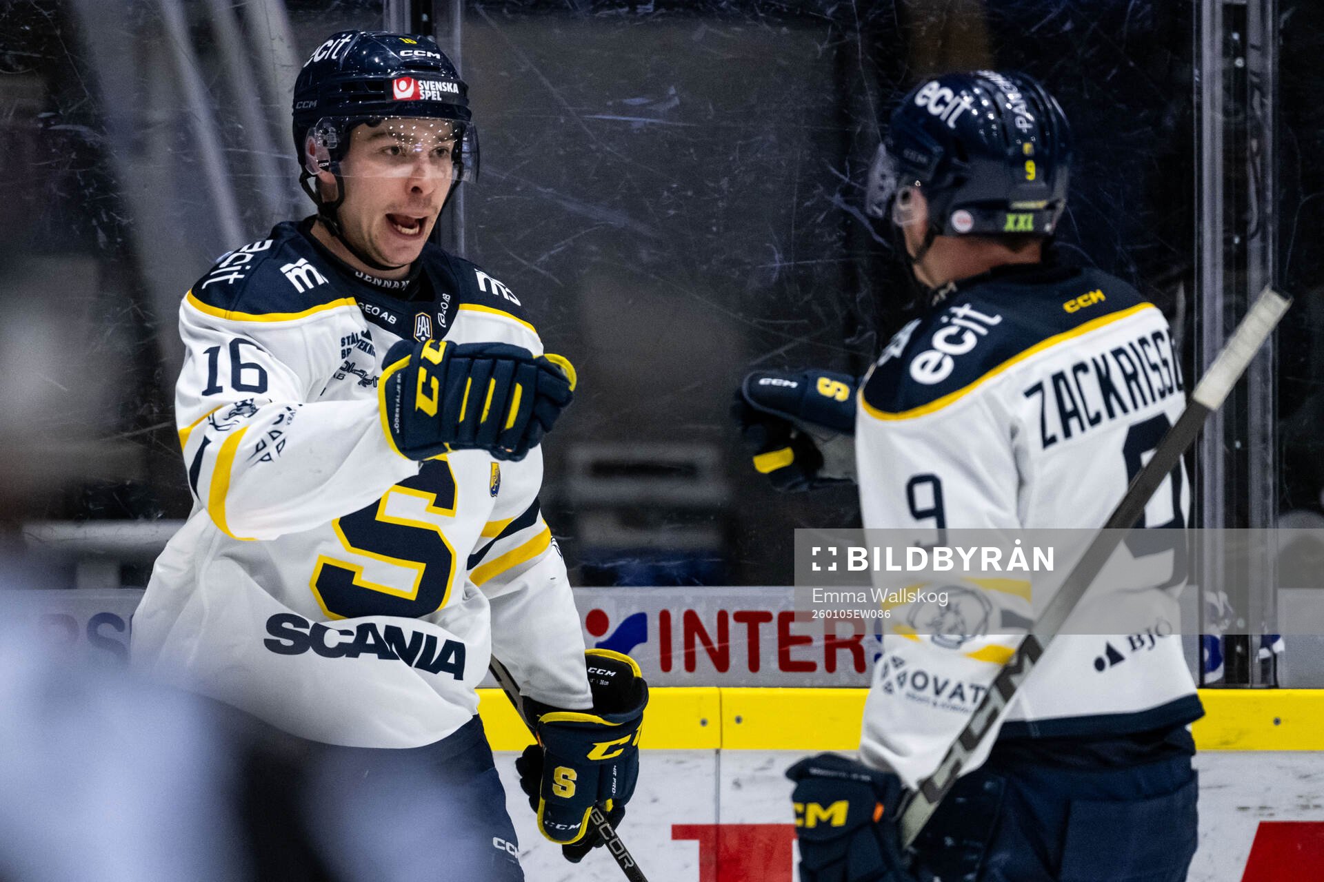 Södertäljes Filip Engarås och Patrik Zackrisson jublar