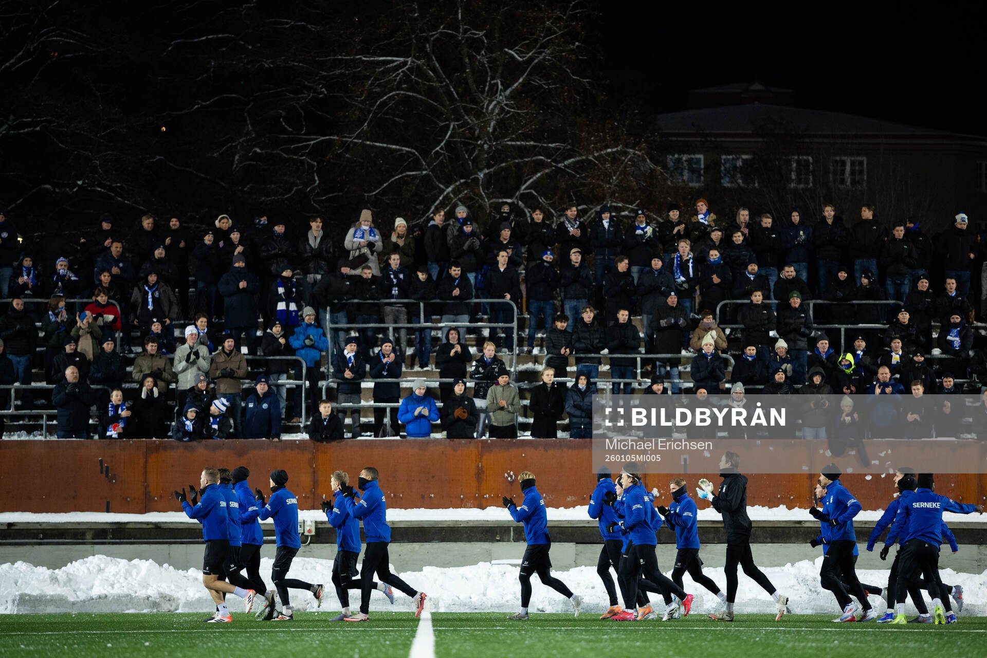 IFK Göteborgs spelare hälsar på supportrarna