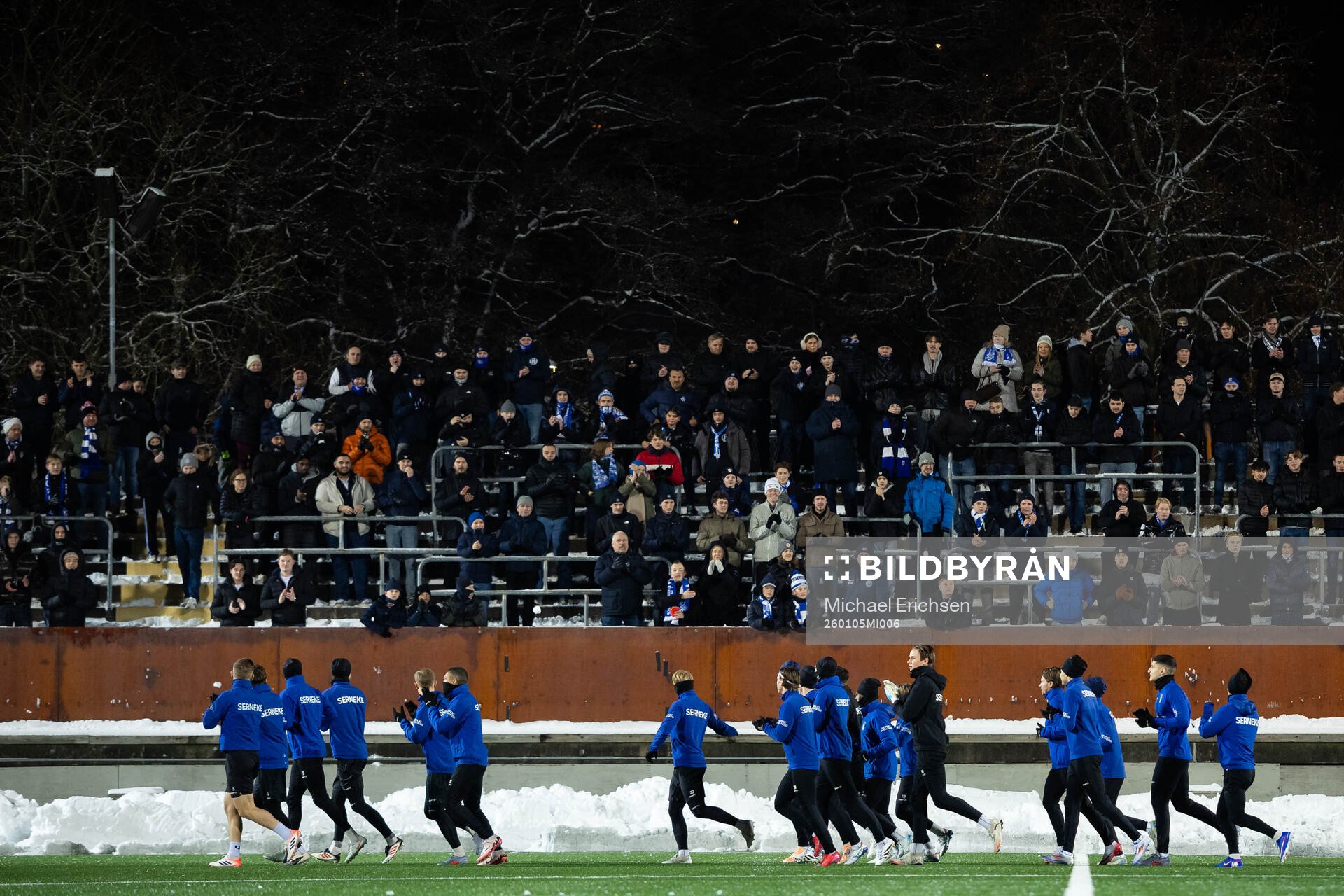 IFK Göteborgs spelare hälsar på supportrarna