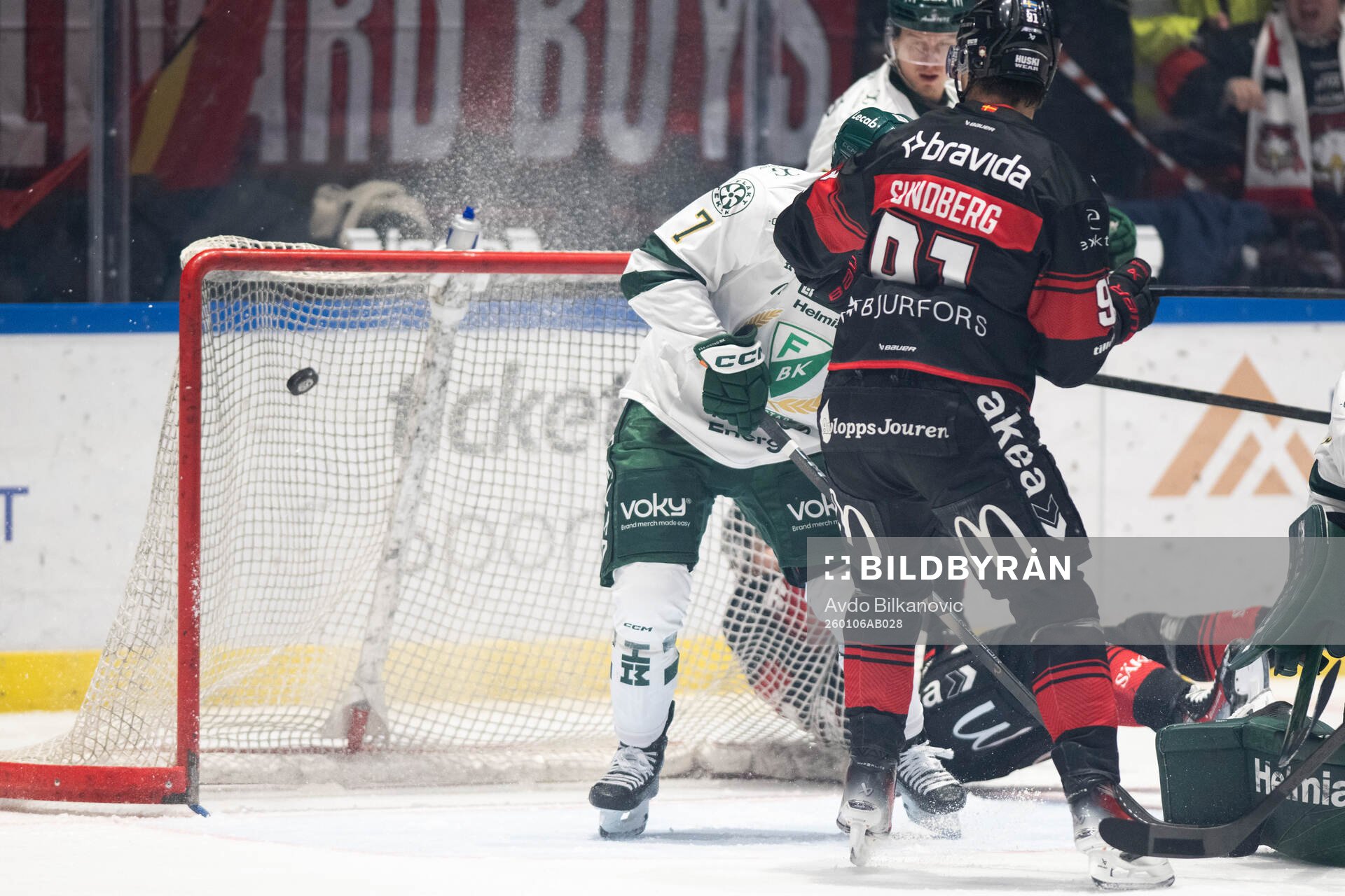 Malmö Redhawks Fredrik Händemark skjuter in pucken i