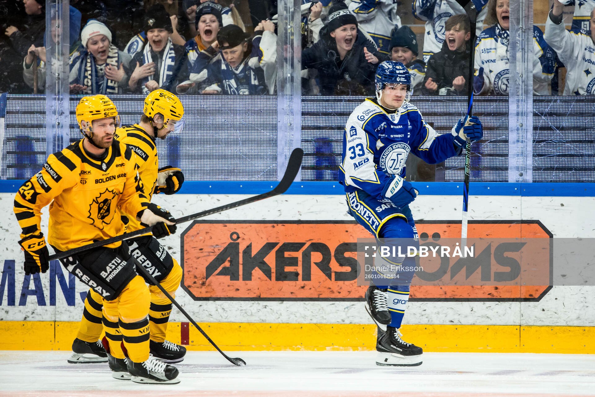 Leksands Olle Strandell jublar och Skellefteås Oscar