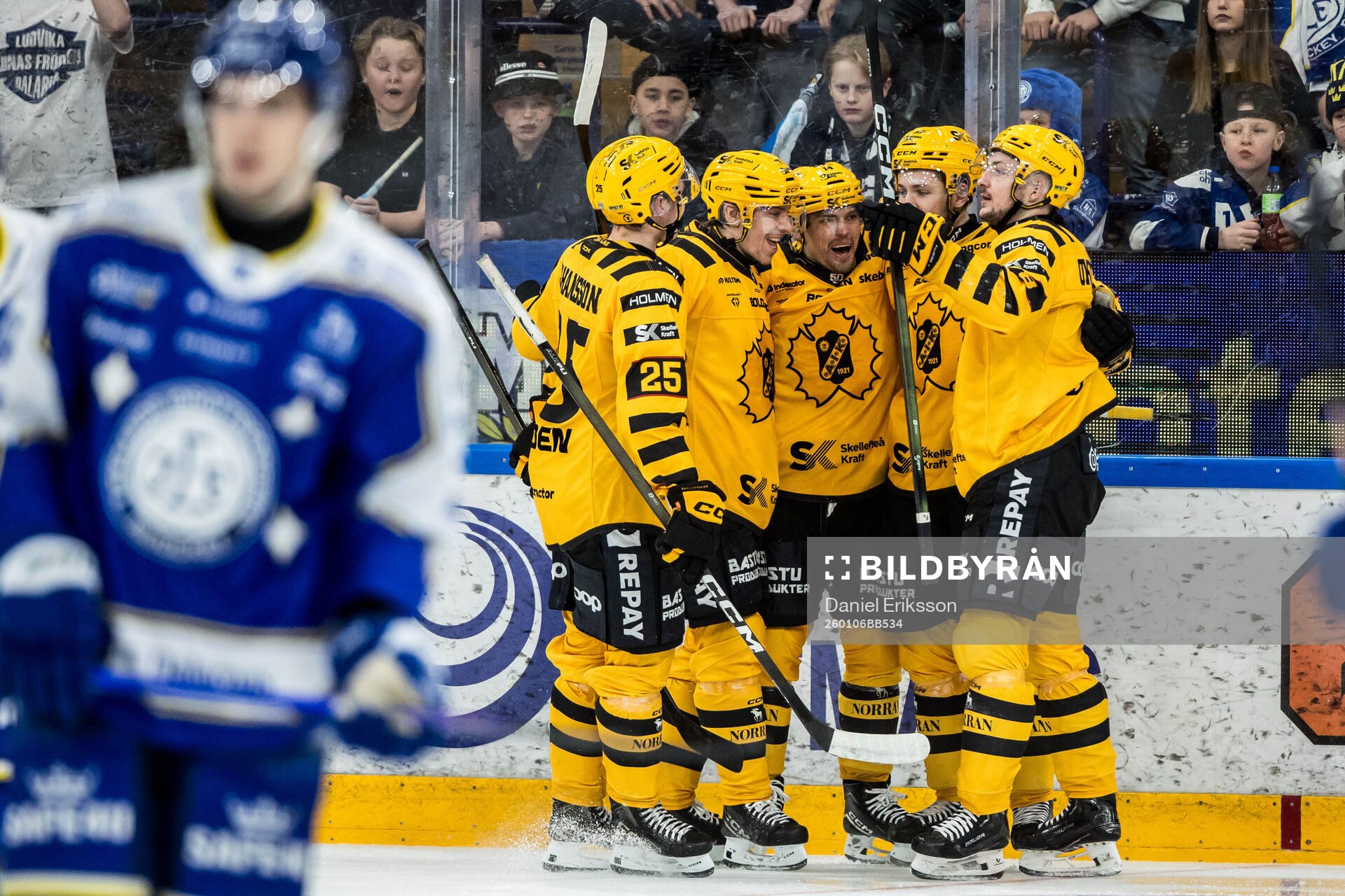 Skellefteås Arvid Lundberg jublar med lagkamrater