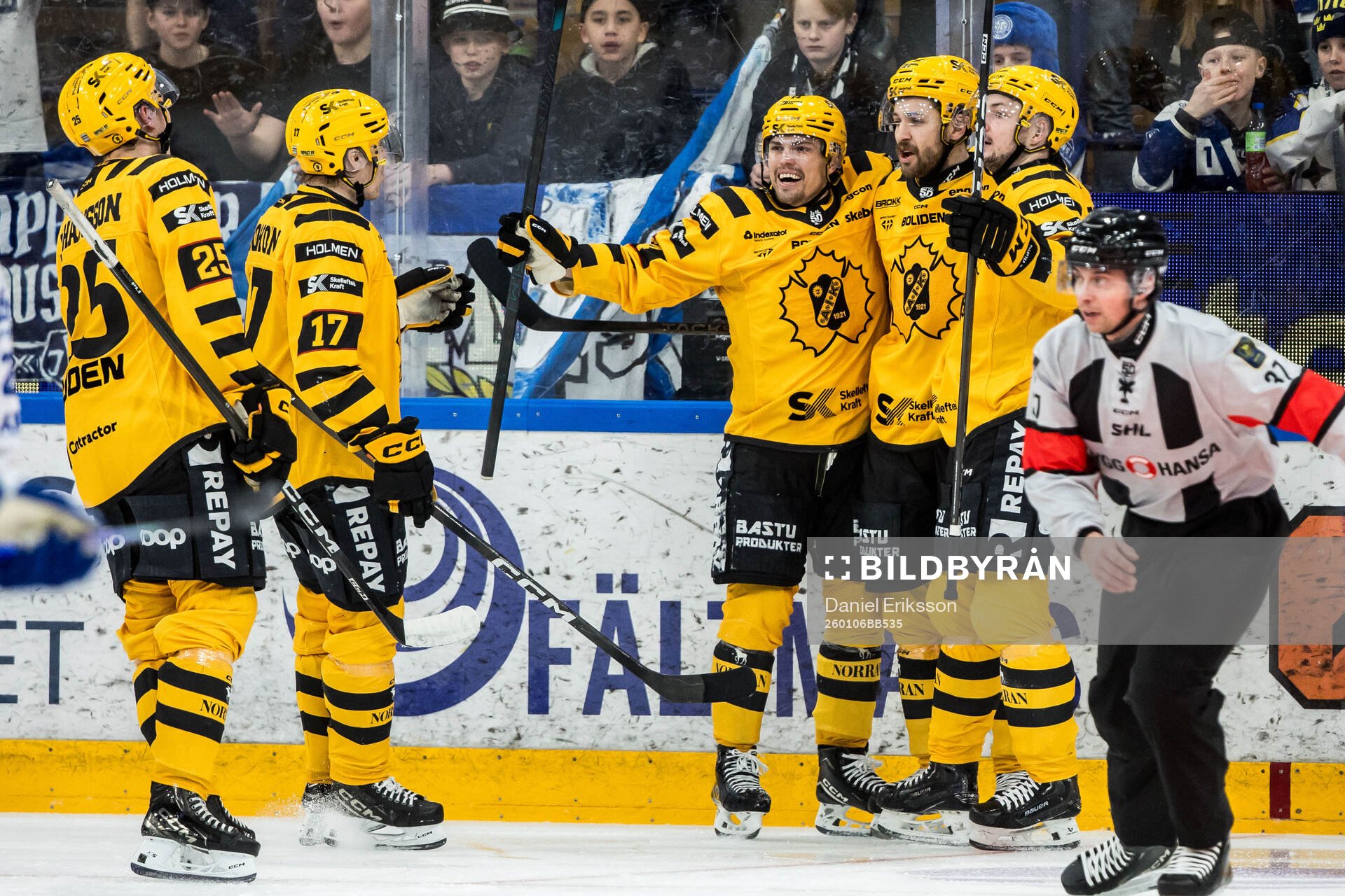 Skellefteås Arvid Lundberg jublar med lagkamrater