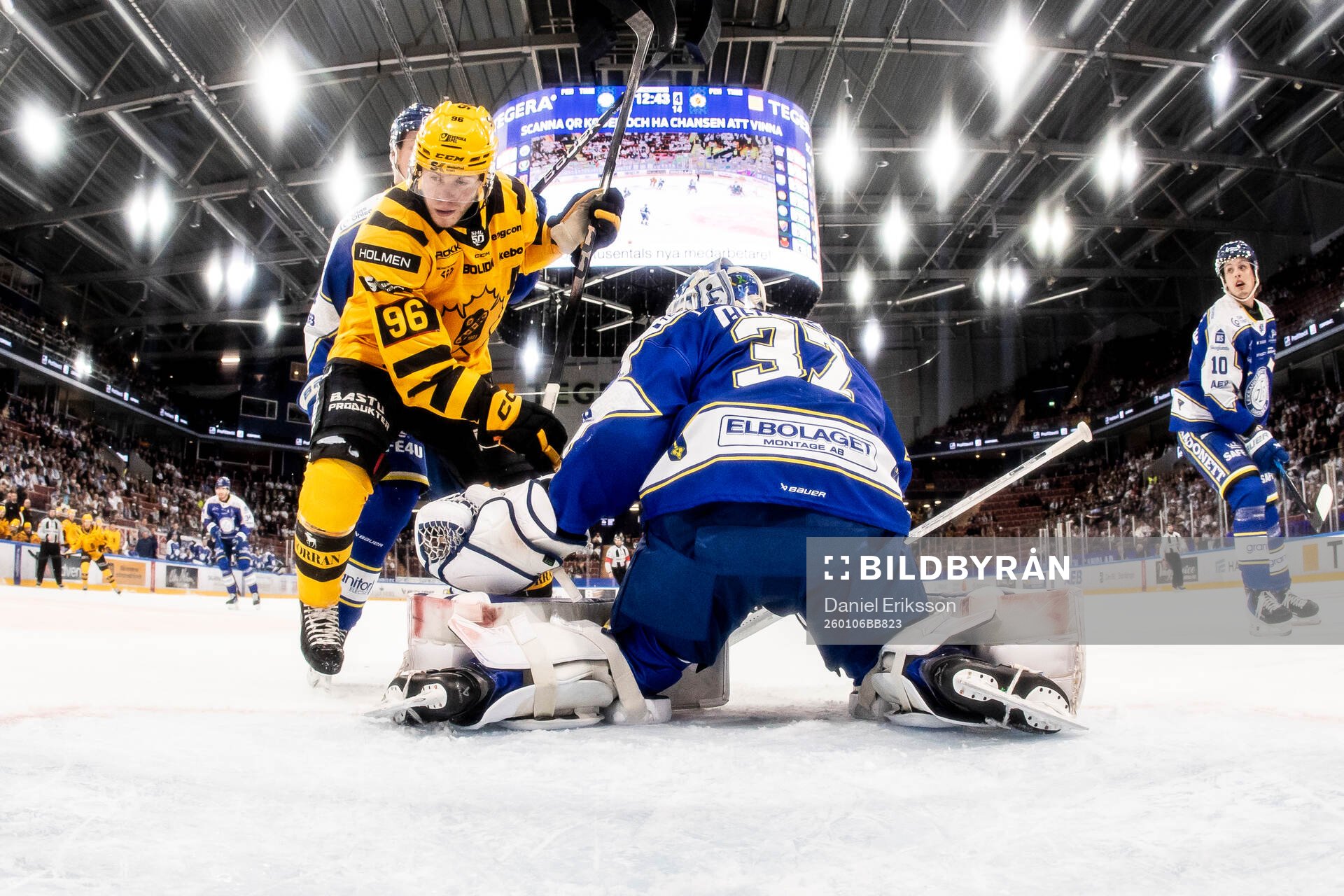 Skellefteås Rickard Hugg och Leksands målvakt Jakob