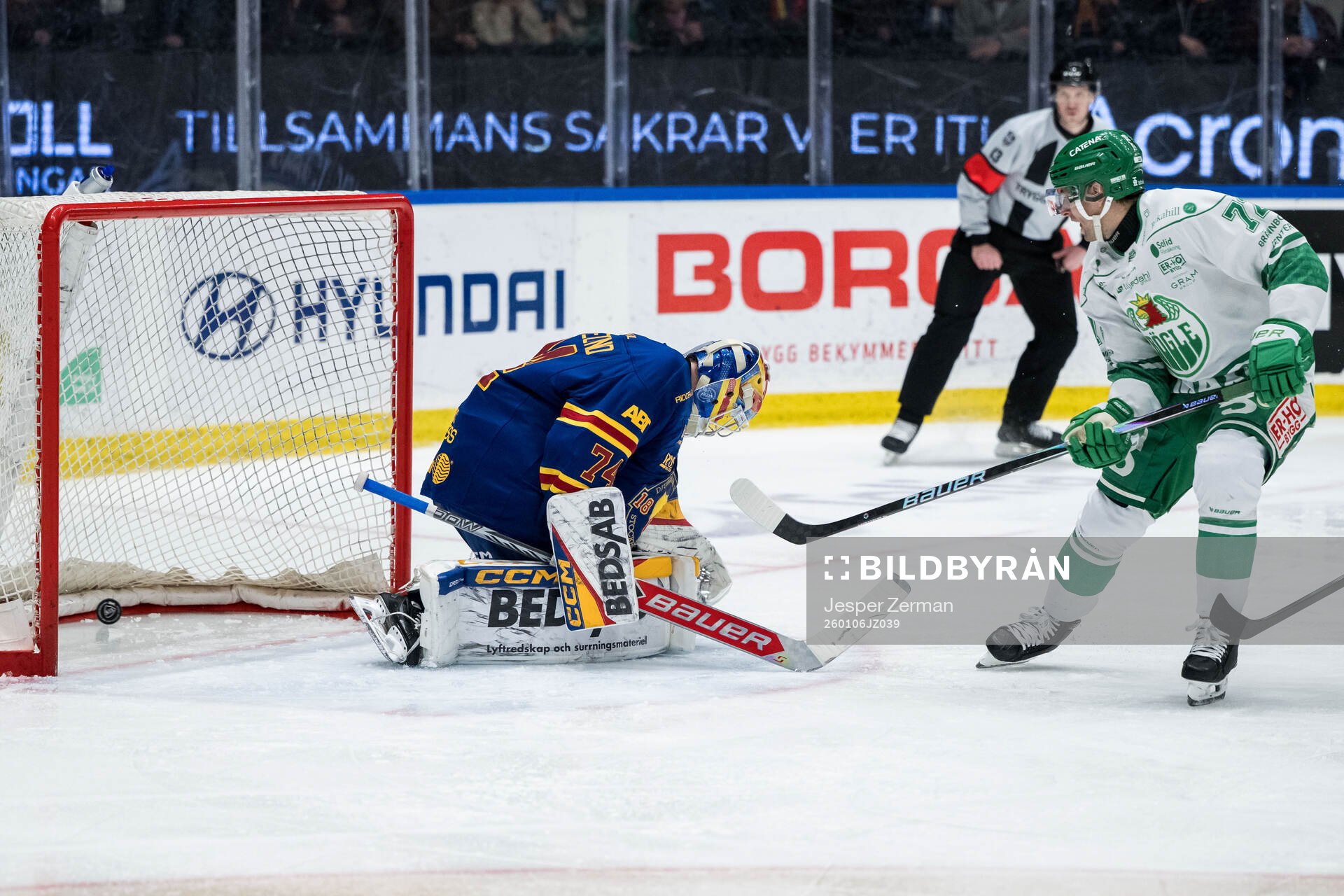 Rögles Daniel Zaar gör 0-2 bakom Djurgårdens målvakt