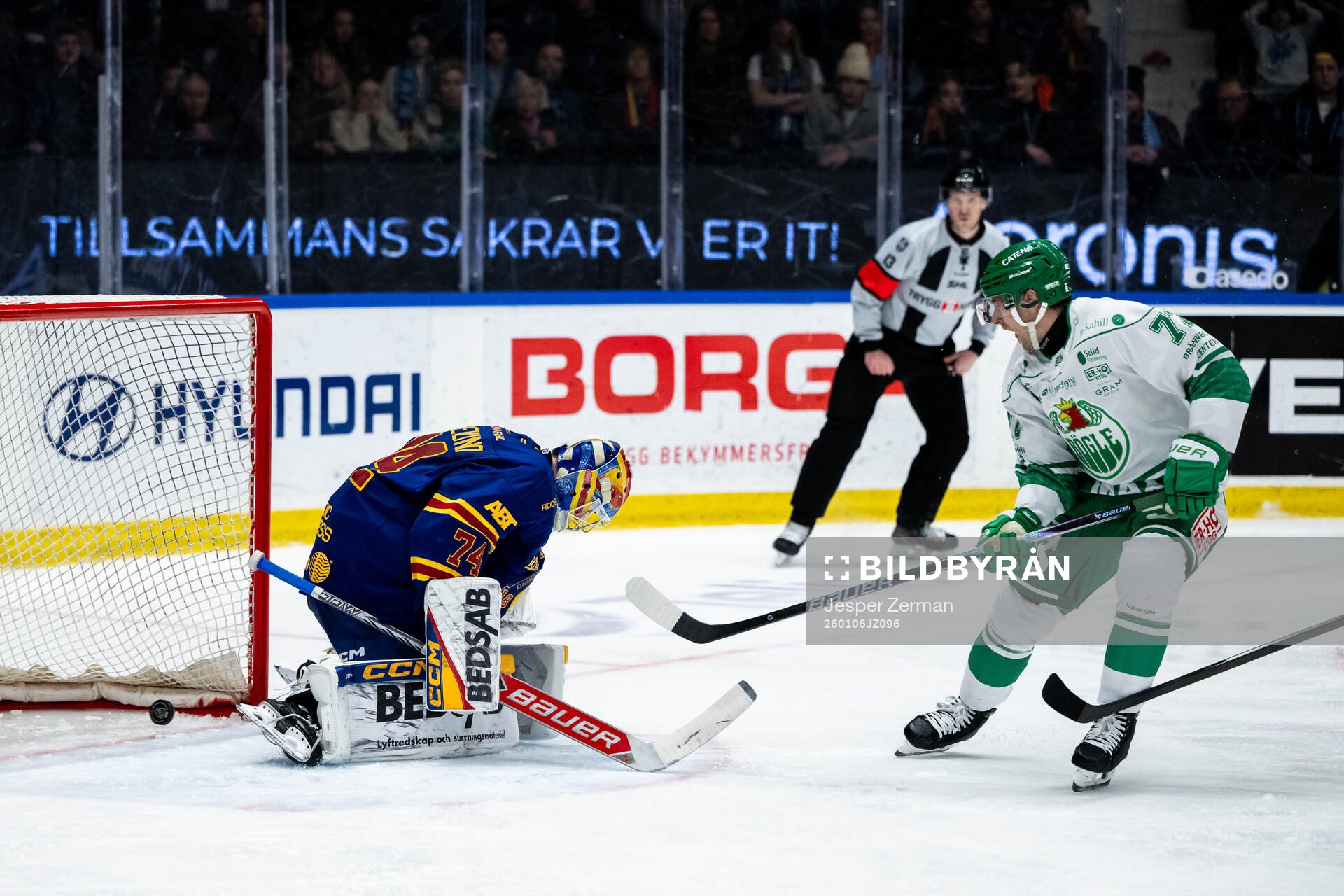 Rögles Daniel Zaar gör 0-2 på Djurgårdens målvakt