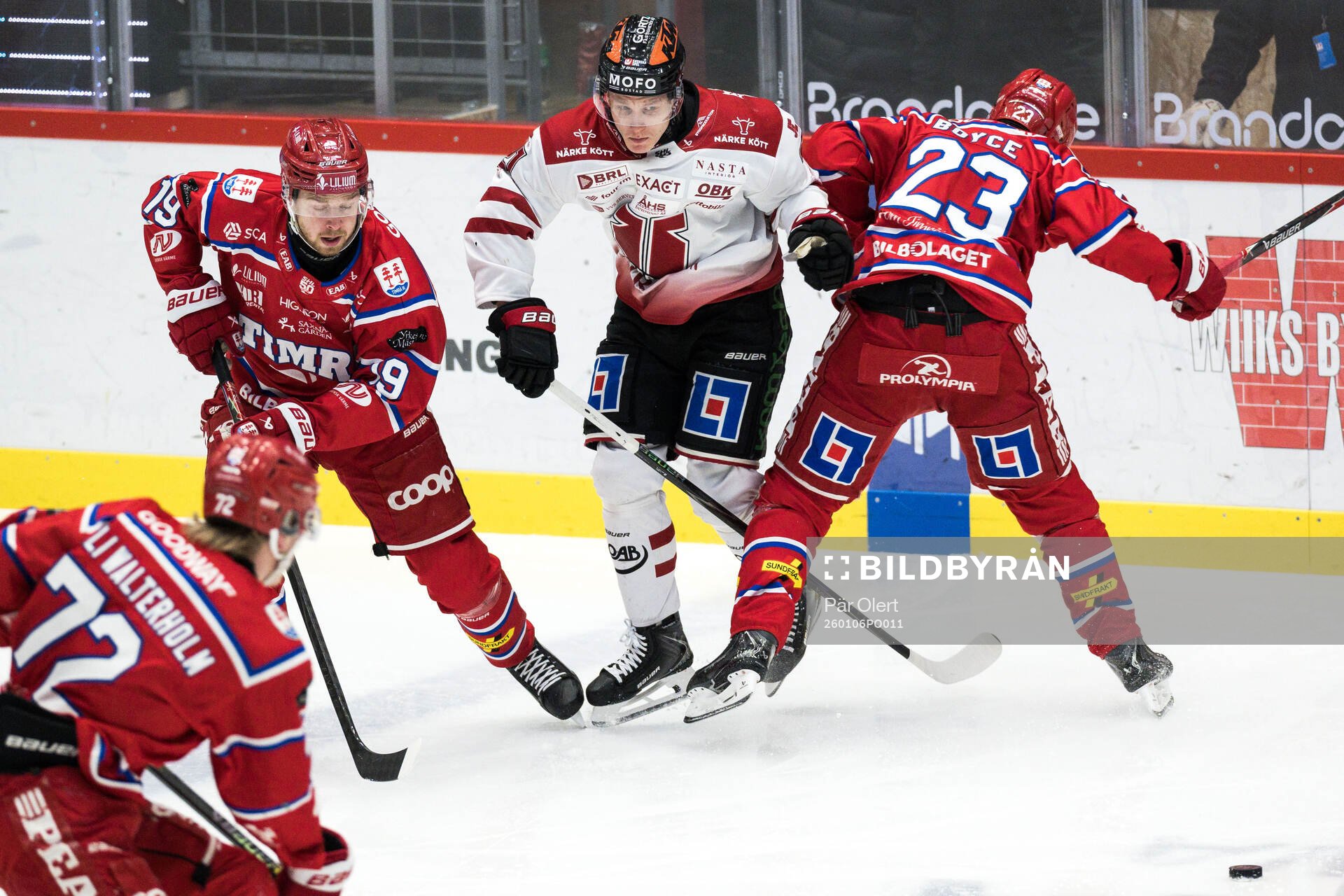 Örebros Patrik Puistola mot Timrås Marcus Westfält och