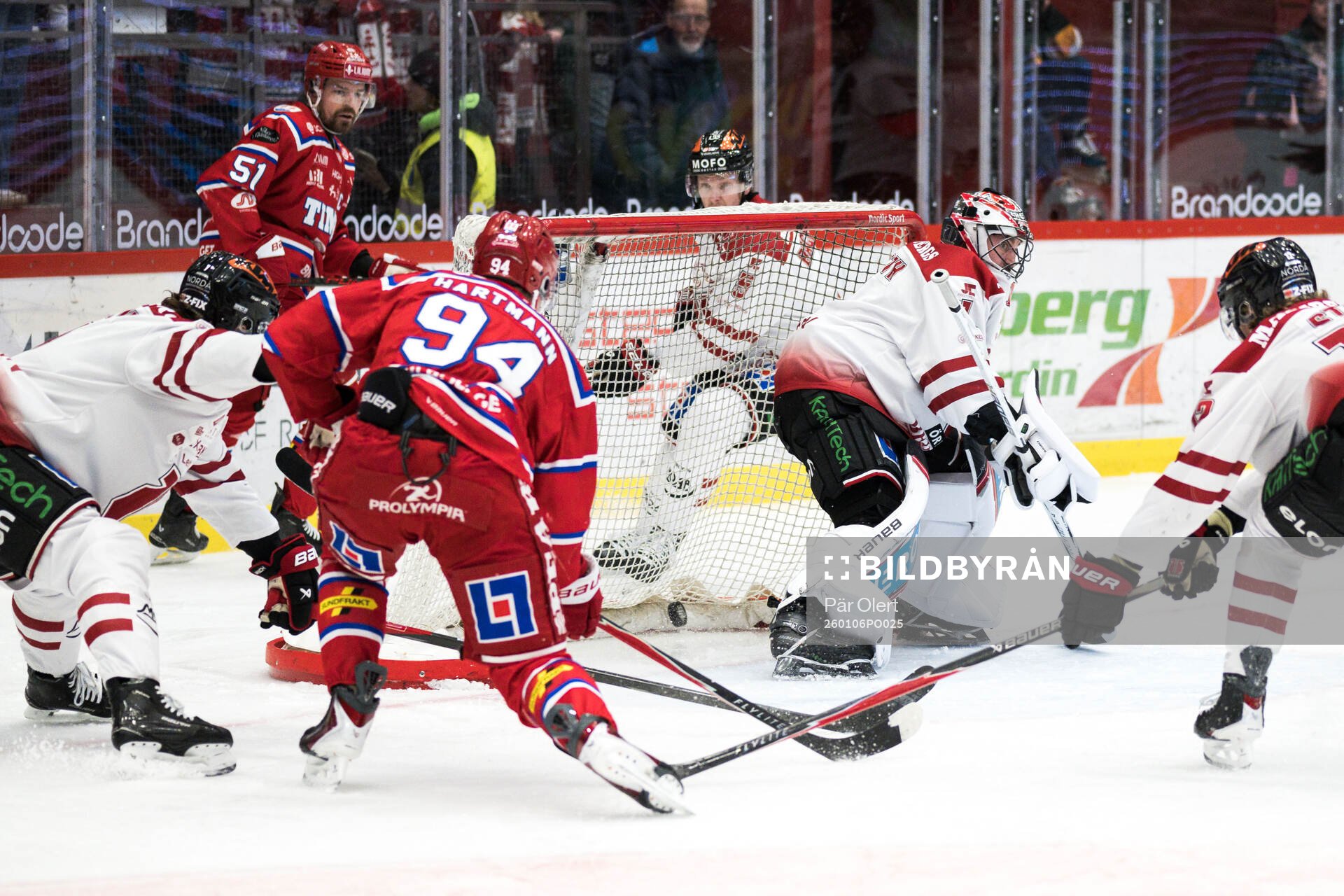 Timrås Sebastian Hartmann gör 1-0 bakom Örebros målvakt