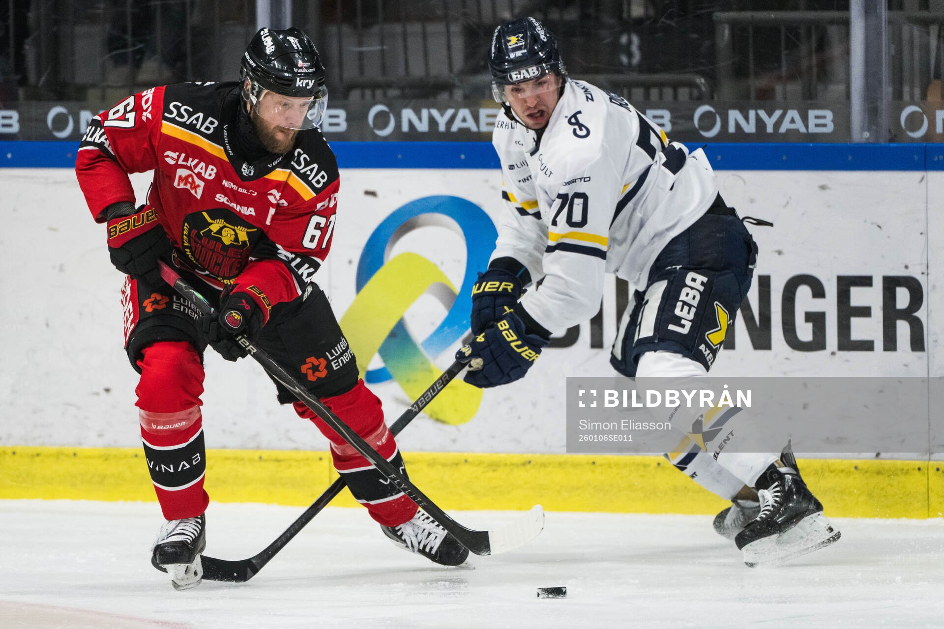 Luleås Linus Omark och HV71s Lukas Rousek