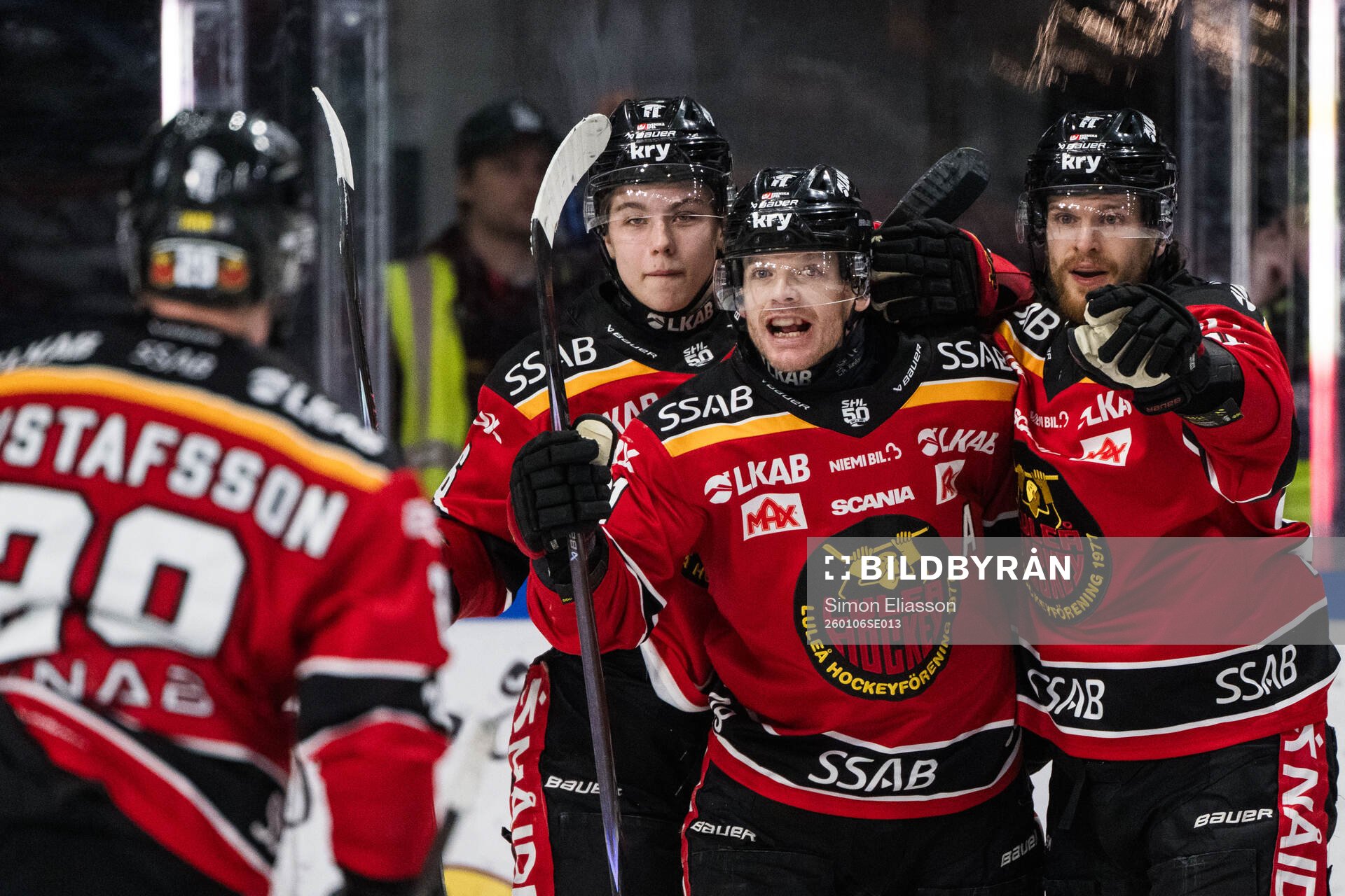 Luleås Brian O'Neill jublar med Isac Hedqvist och Brendan