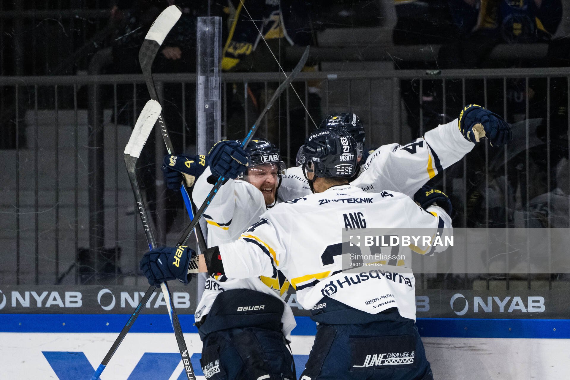 HV71s Hugo Fransson och Jonathan Ang jublar