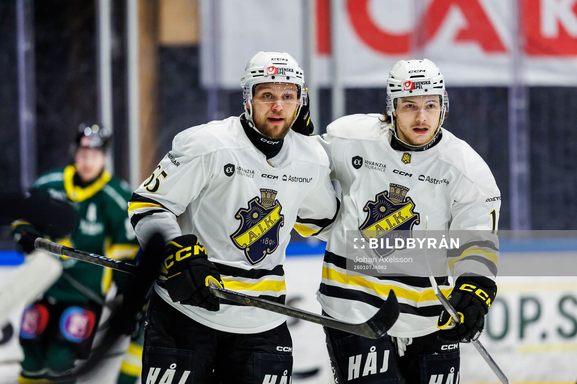 AIKs Ludwig Blomstrand och Scott Pooley jublar