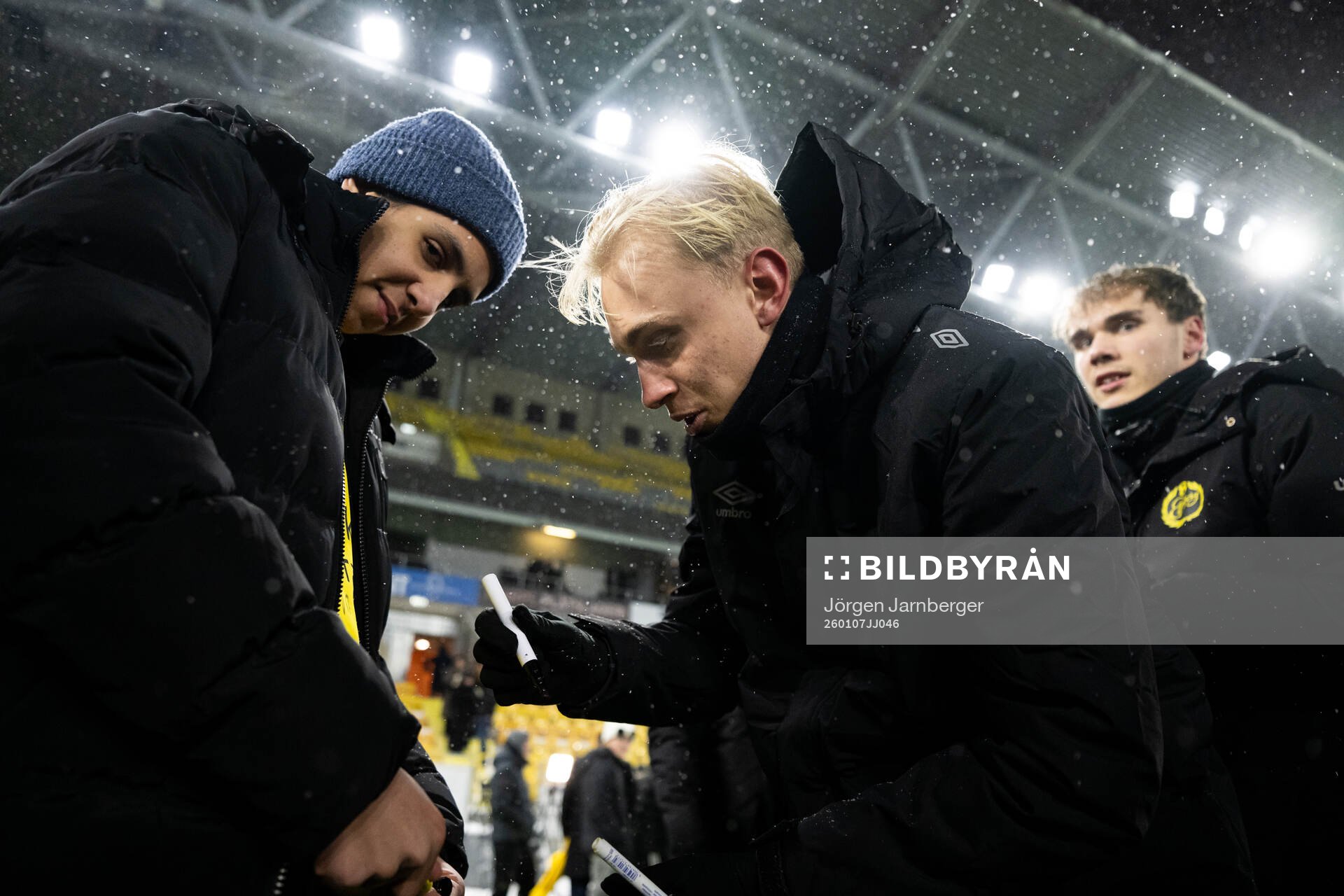 Leo Östman skriver autografer