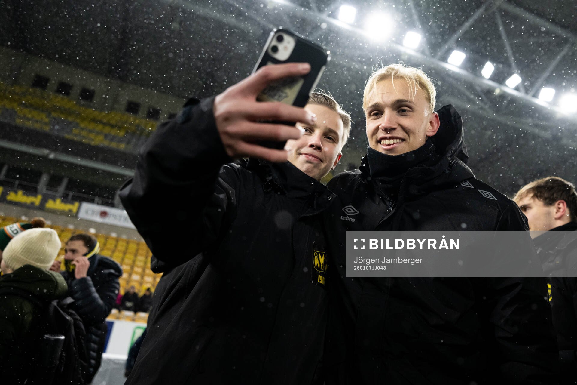 Leo Östman tar selfie med supporter
