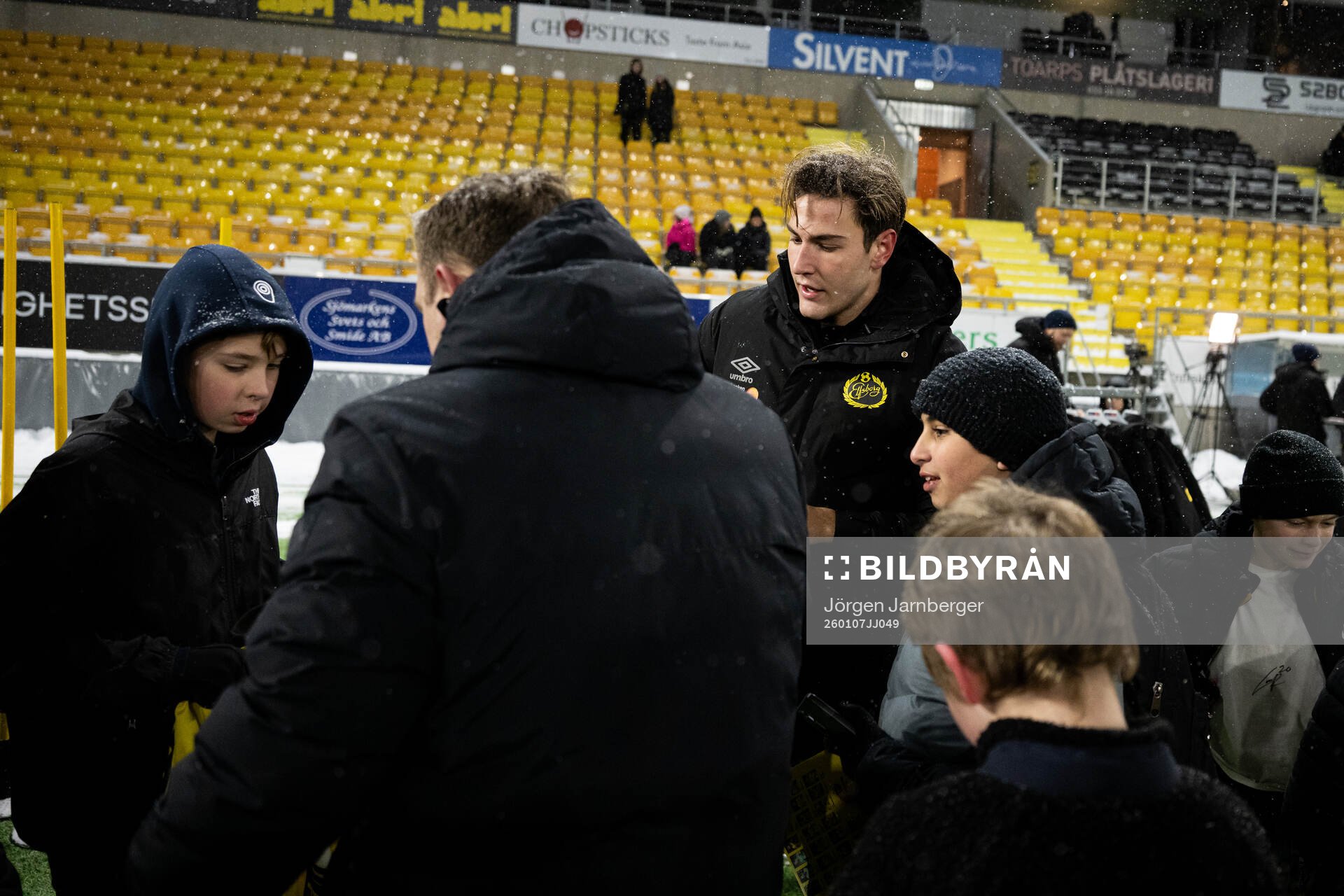 Simon Eriksson skriver autografer
