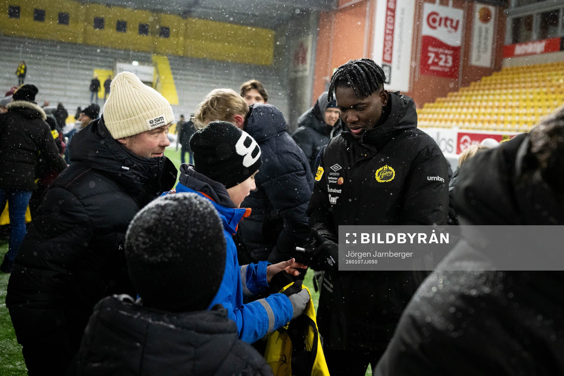 Jalal Abdullai skriver autografer