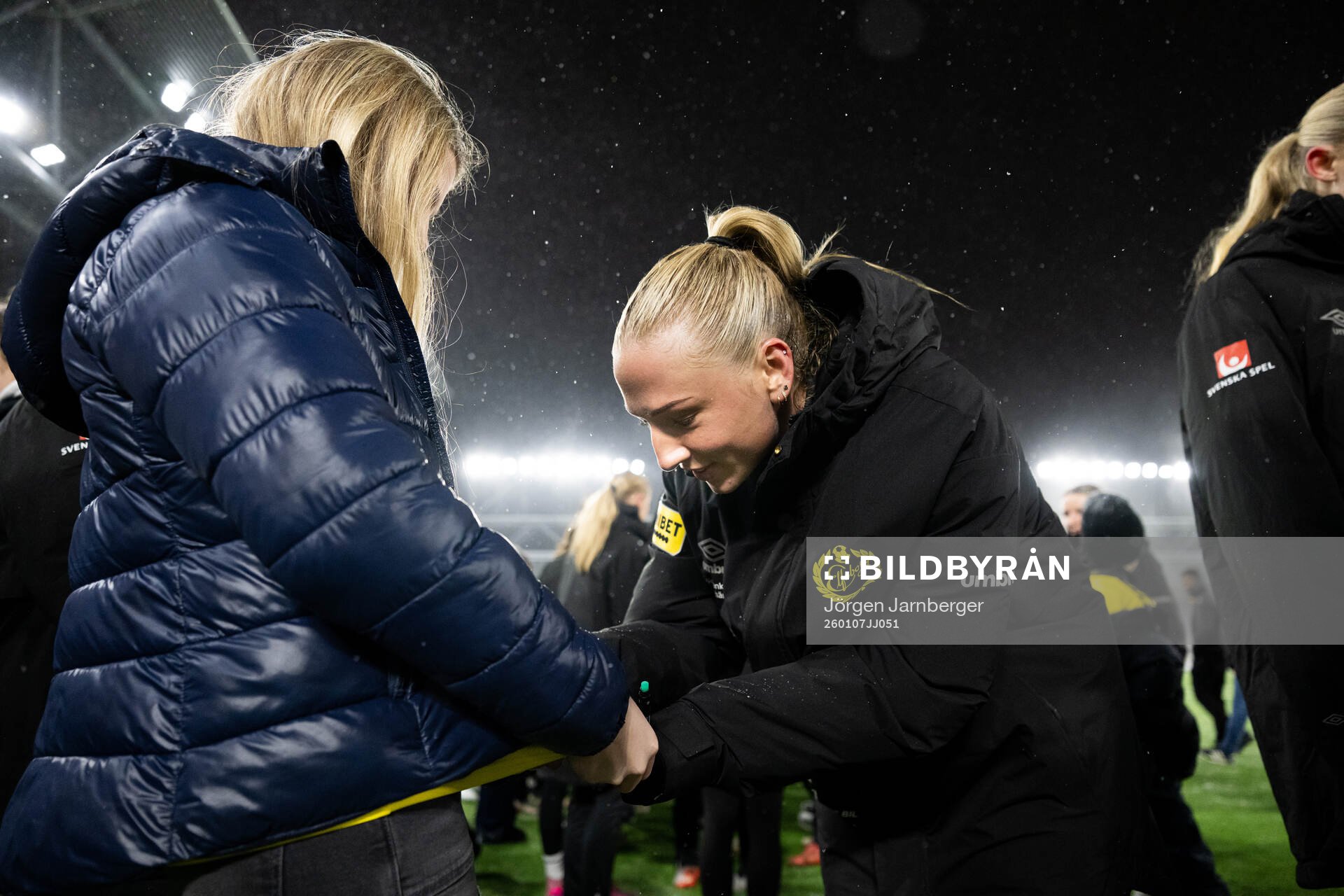 Stina Jensen skriver autografer