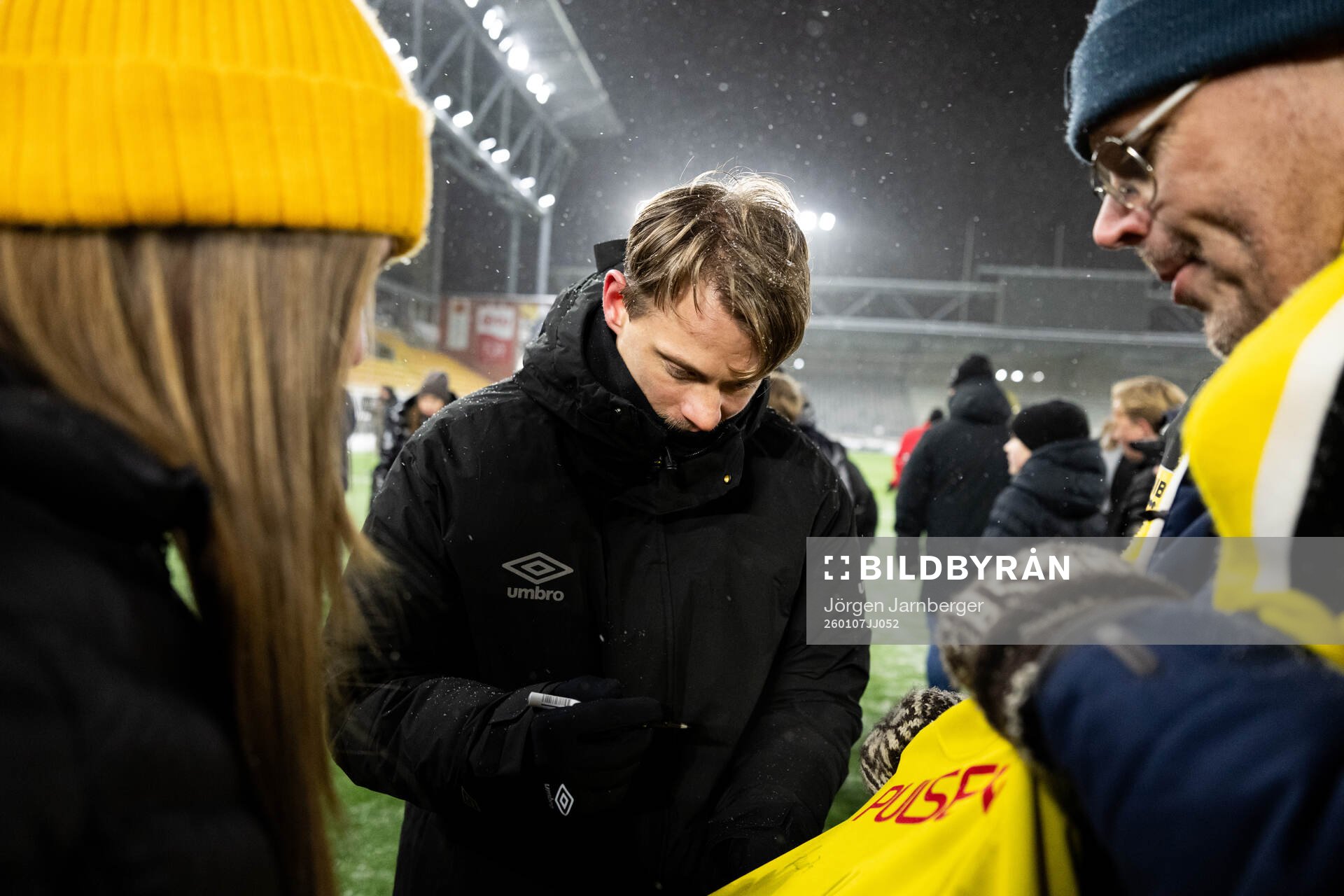 Simon Hedlund skriver autografer