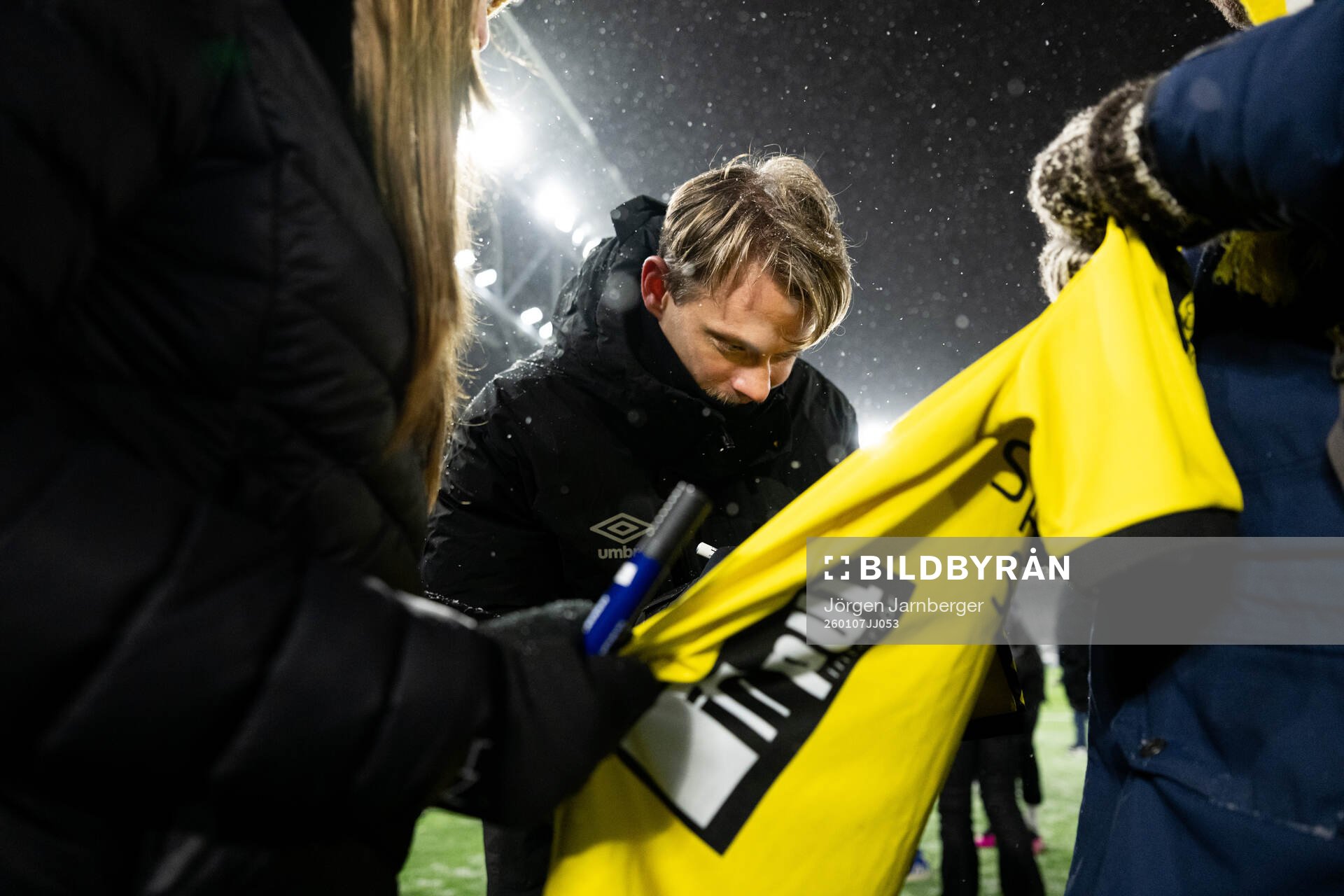 Simon Hedlund skriver autografer