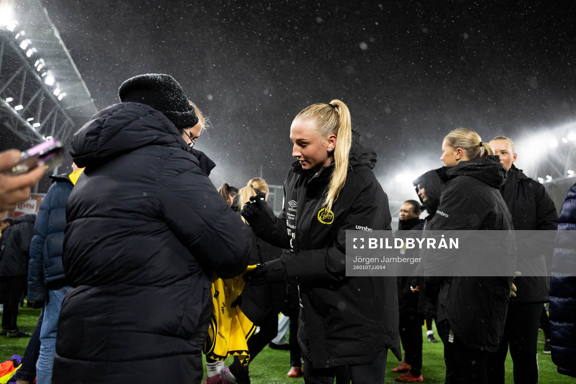 Stina Jensen skriver autografer