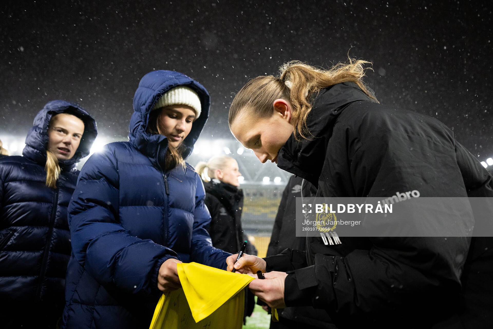 Selma Berggren skriver autografer