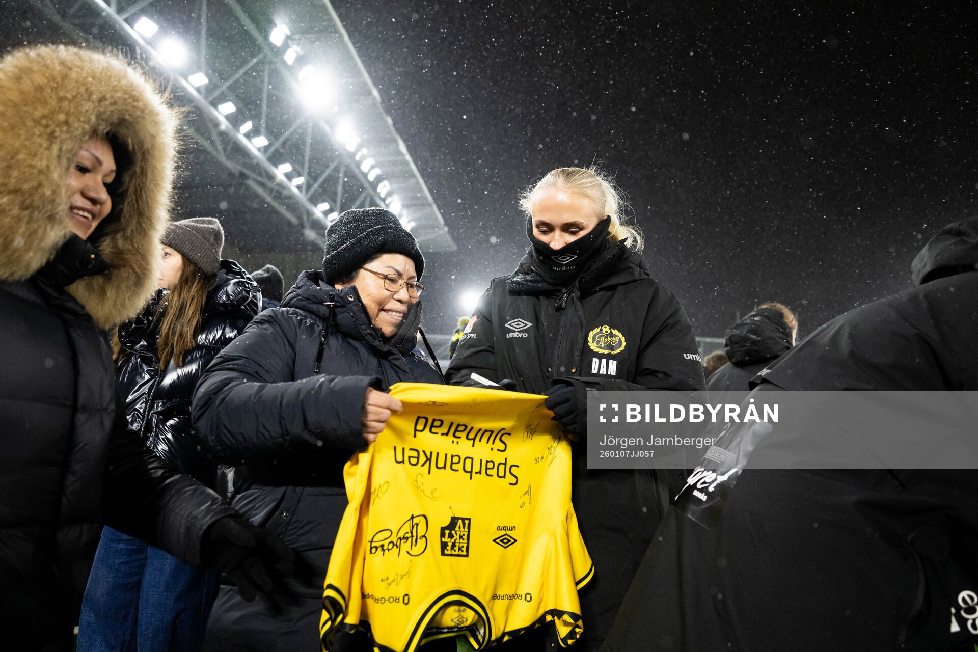 Emilia Bengtsson skriver autografer