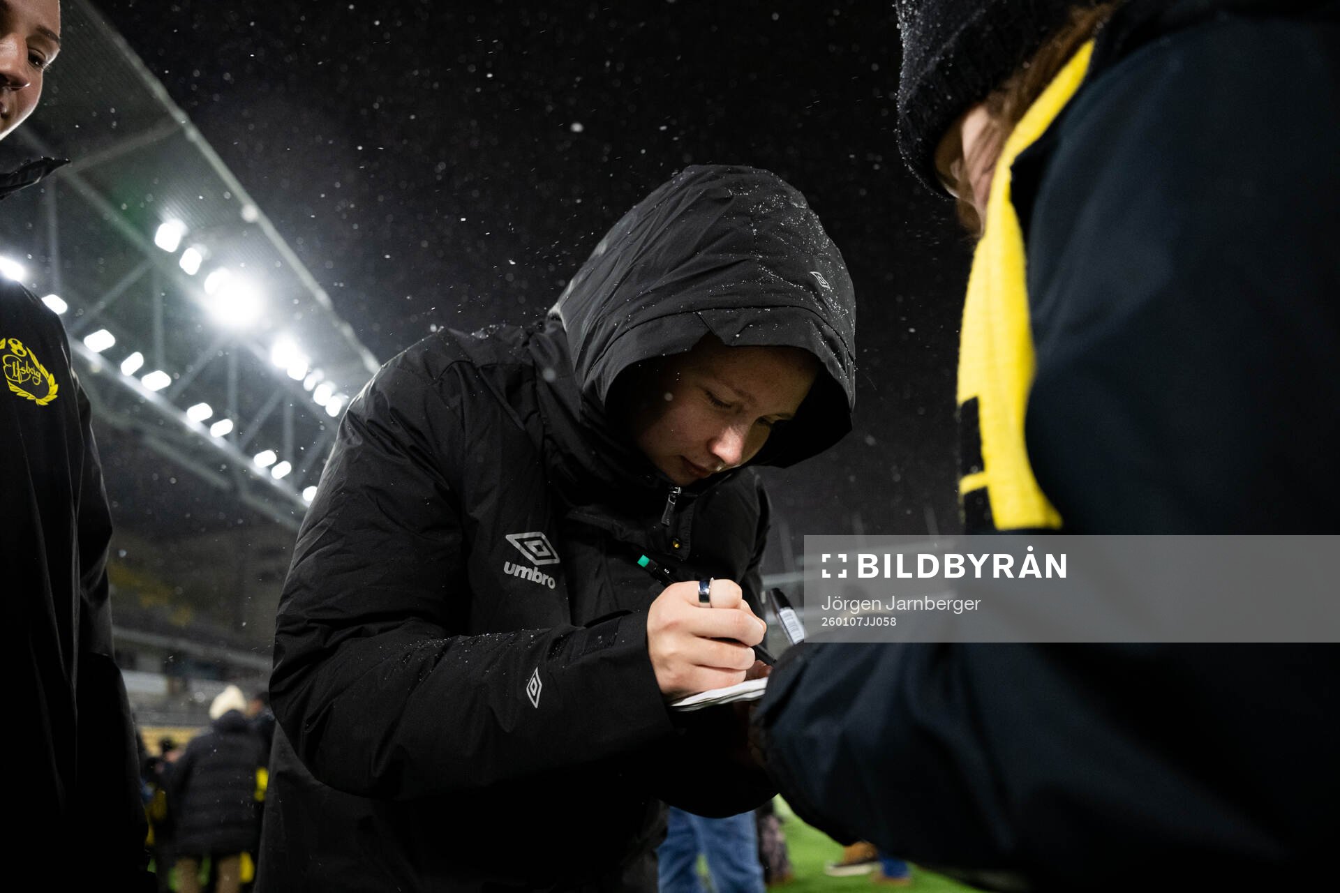 Ellen Nilsson skriver autografer