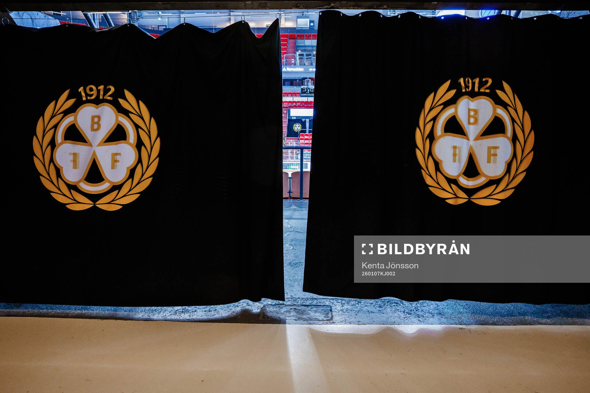 Draperier med Brynäs klubbmärken i en gång till