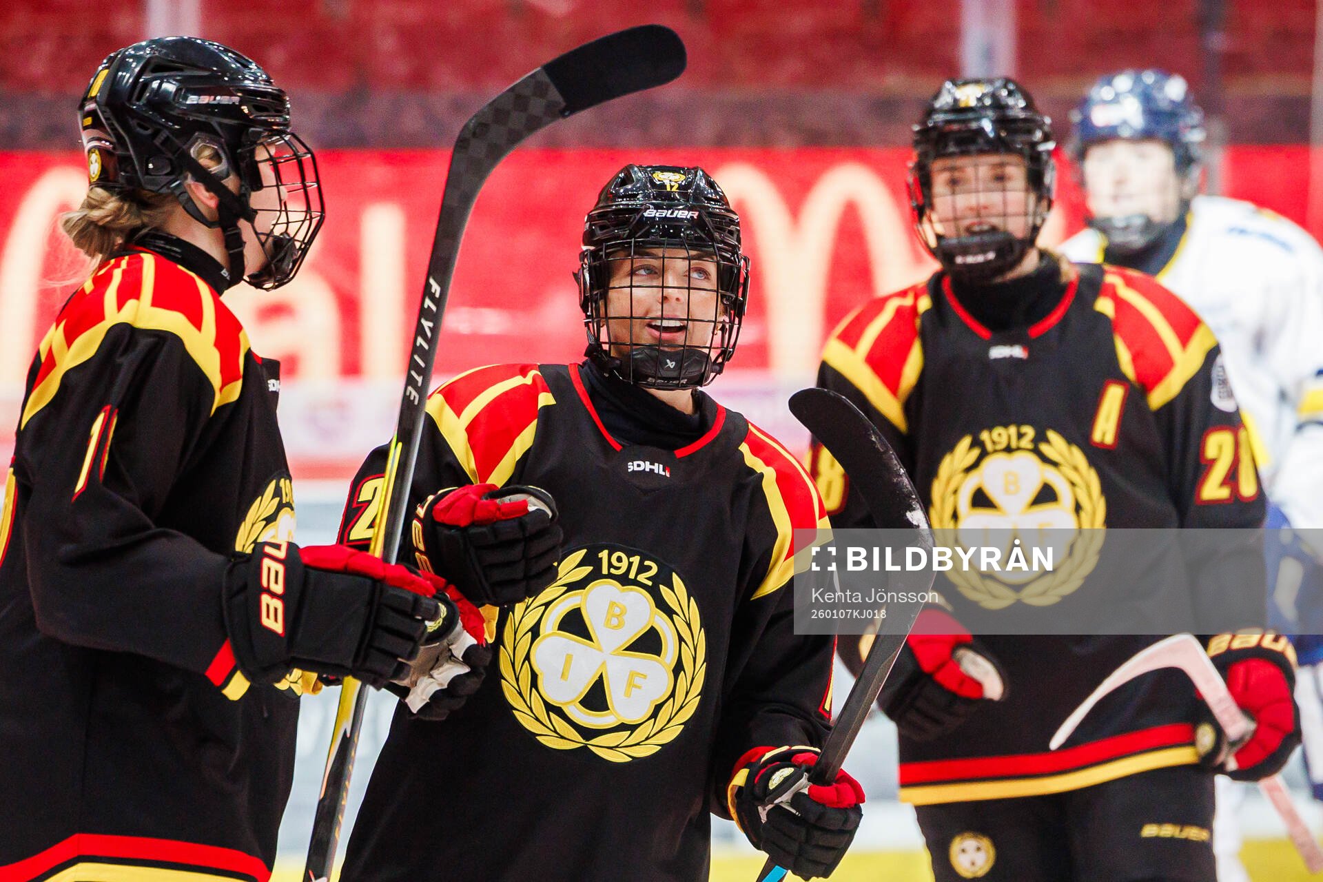 Brynäs Elin Svensson och Mina Waxin jublar