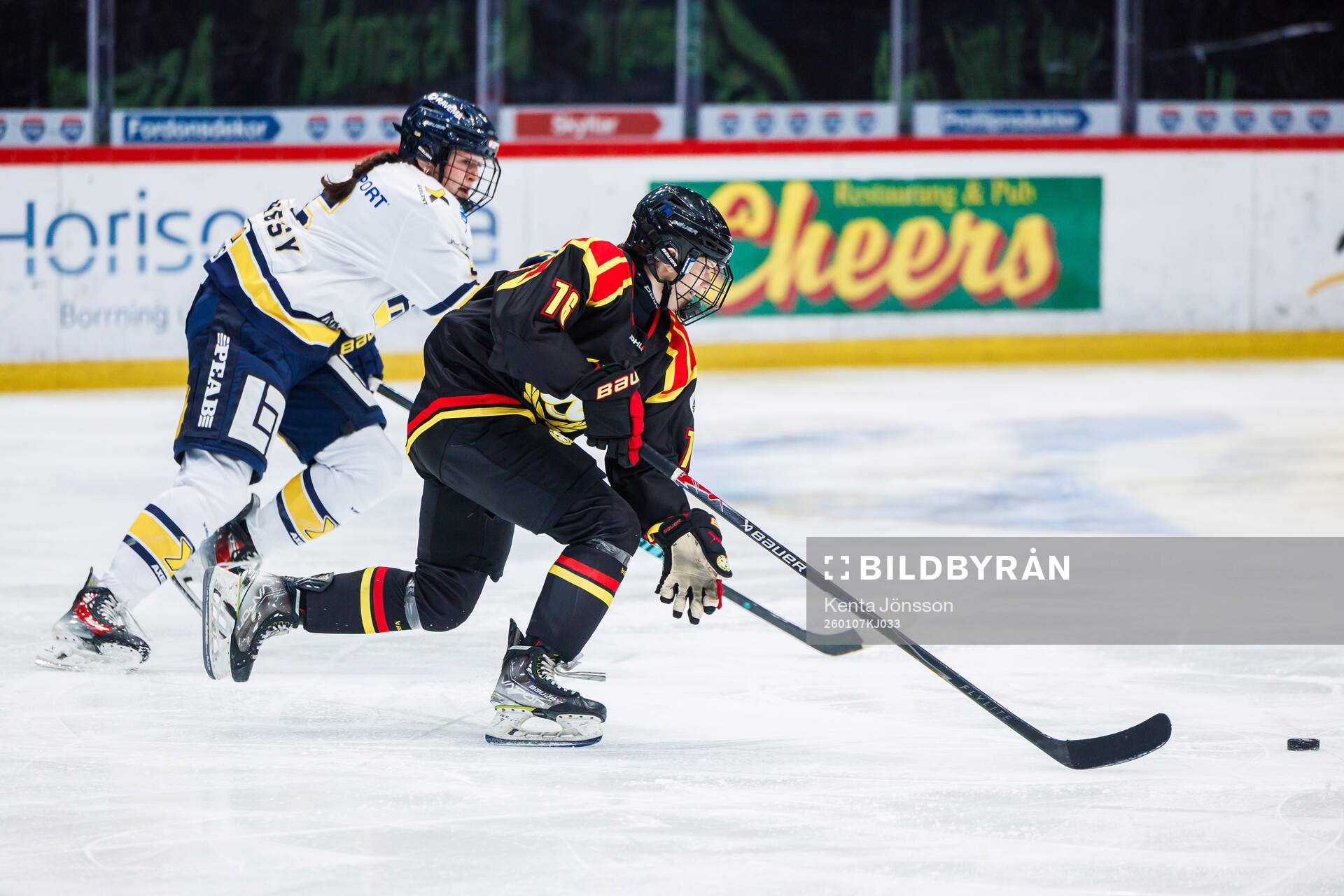 HV71s Julia Shaunessy och Brynäs Maude Poulin-Labelle